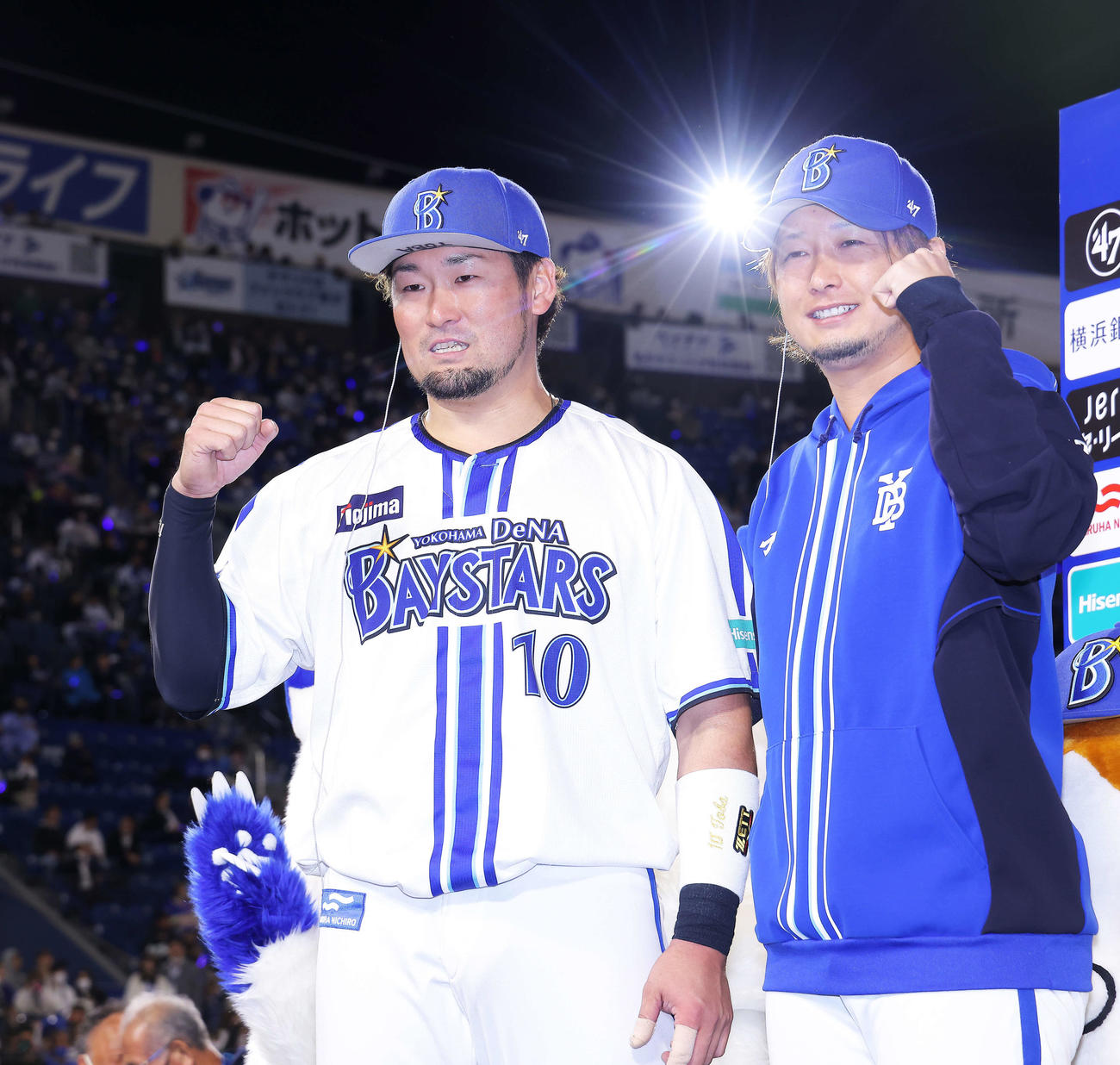ヤクルトに勝利し、お立ち台でガッツポーズのDeNA戸柱（左）と三嶋（撮影・河田真司）