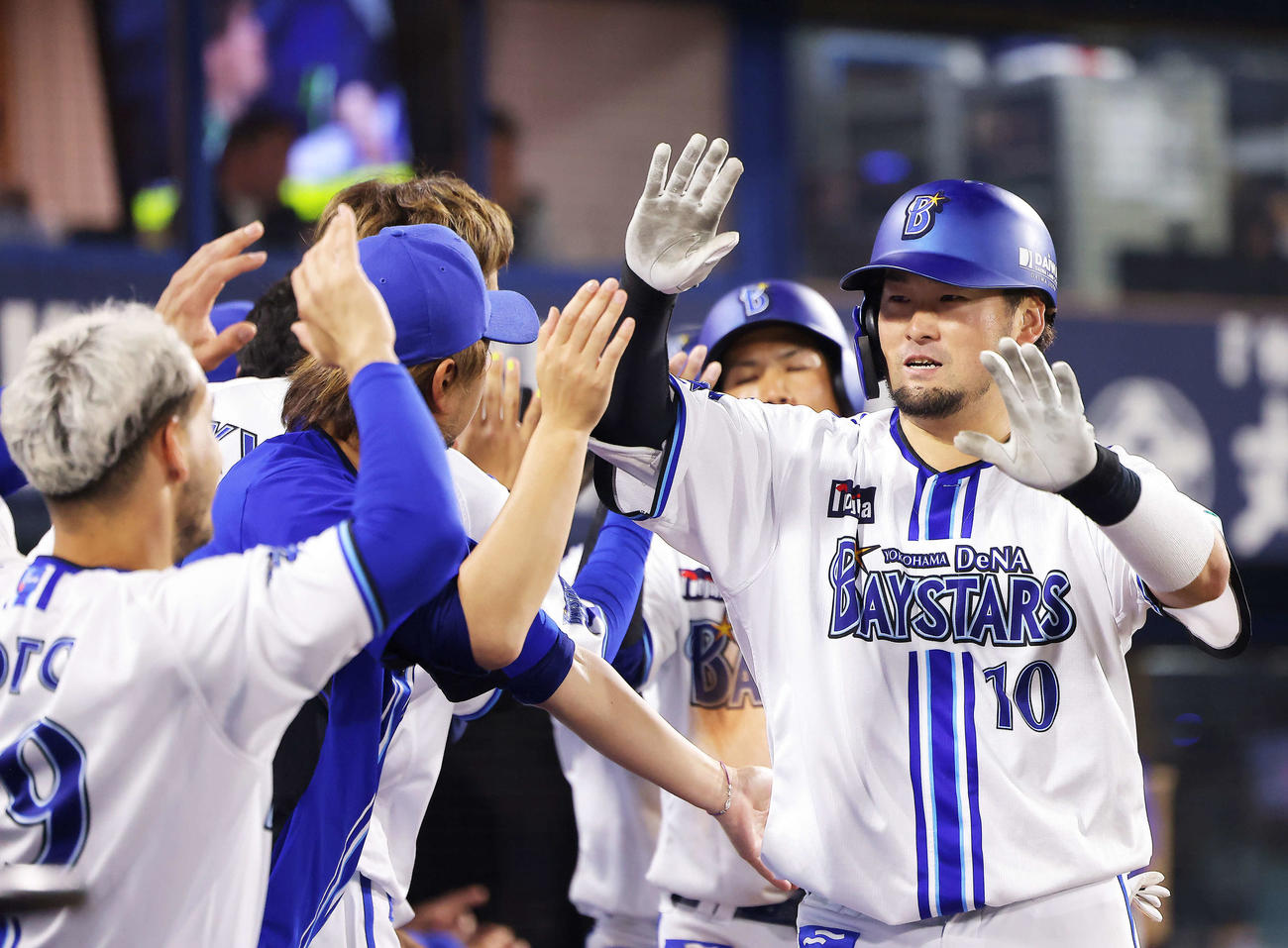 DeNA対ヤクルト　7回裏DeNA1死一、二塁、右越え3点本塁打で生還し、ベンチナインに迎えられる戸柱（撮影・河田真司）