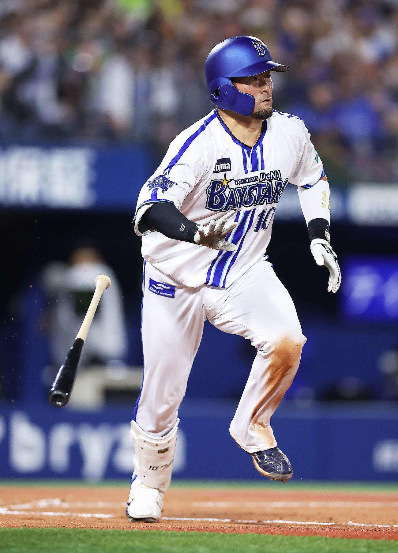 DeNA対ヤクルト　7回裏DeNA1死一、二塁、右越え3点本塁打を放つ戸柱（撮影・河田真司）