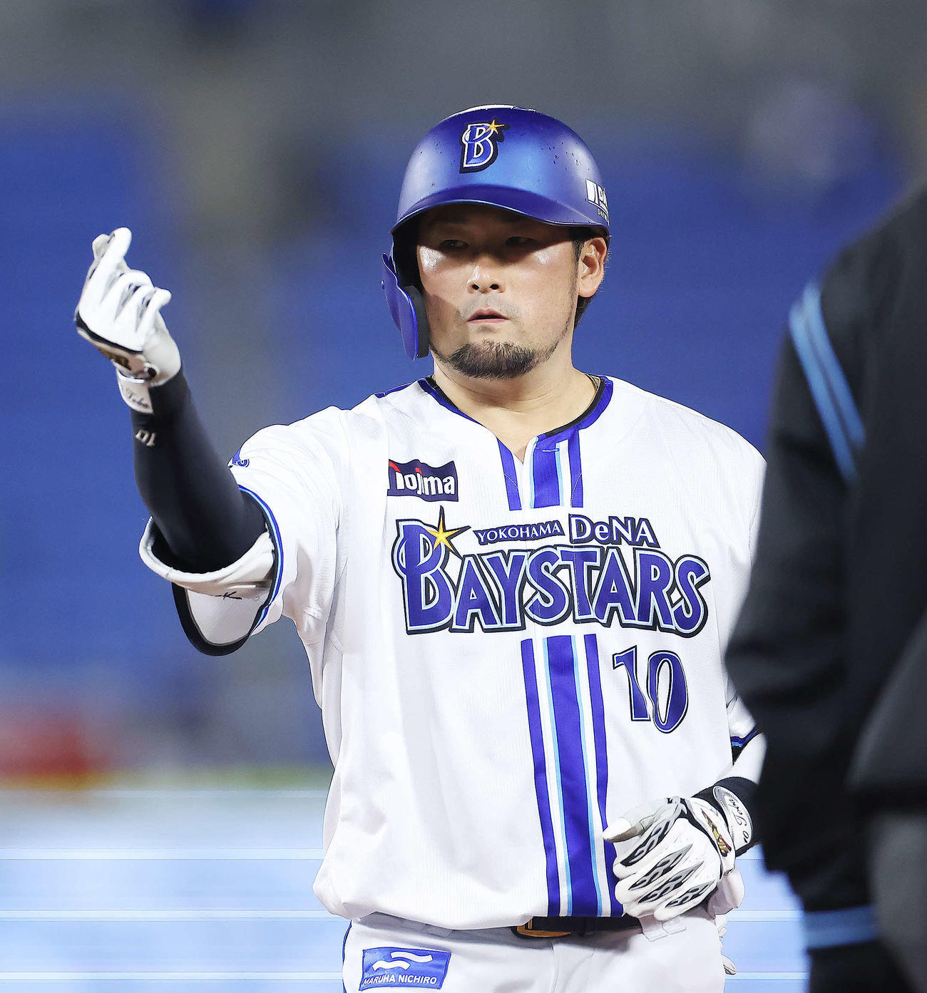 DeNA対ヤクルト　3回裏DeNA無死、左前打を放ち出塁する戸柱（撮影・河田真司）