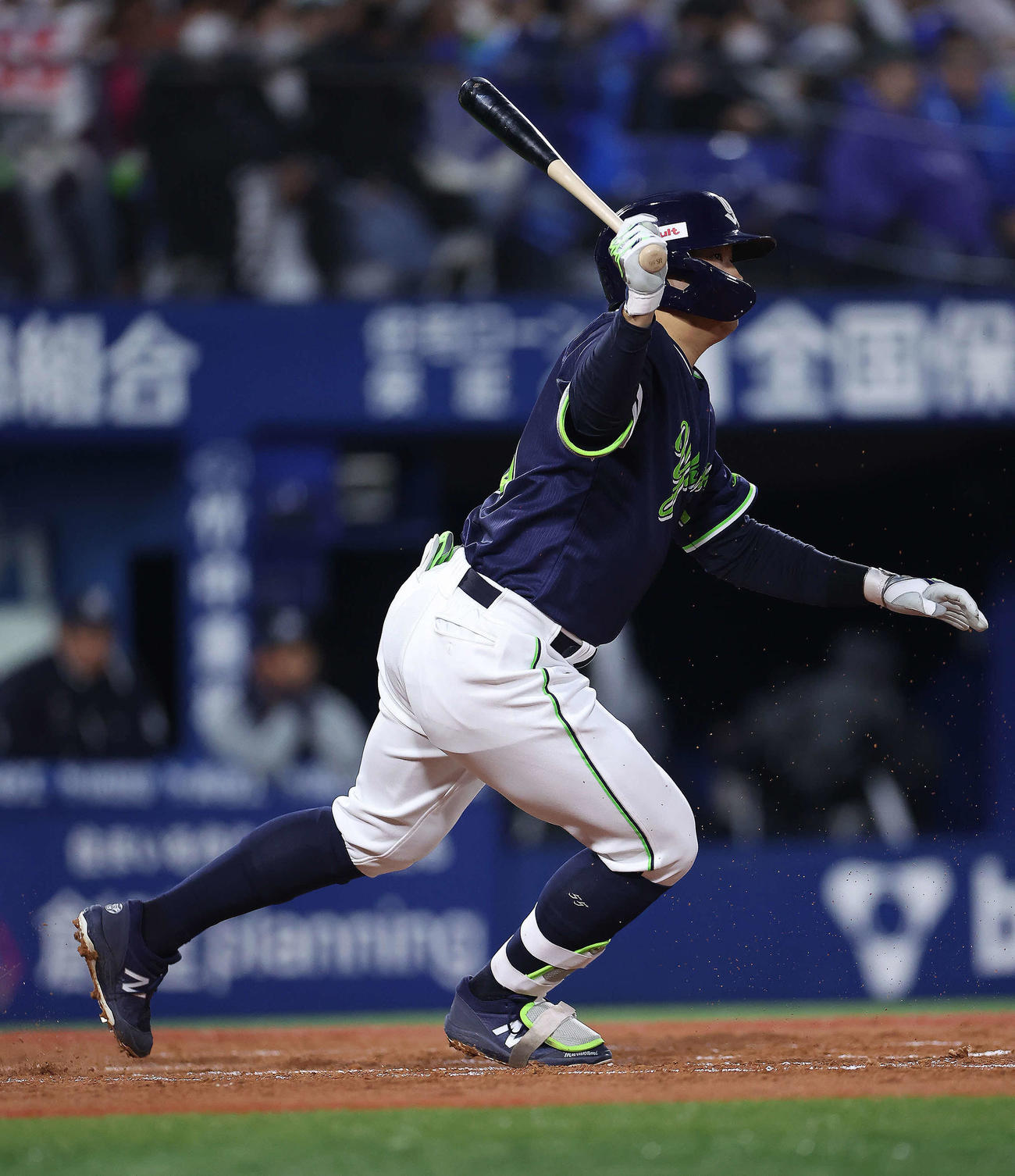 DeNA対ヤクルト　3回表ヤクルト1死二、三塁、一ゴロを放つ村上（撮影・河田真司）