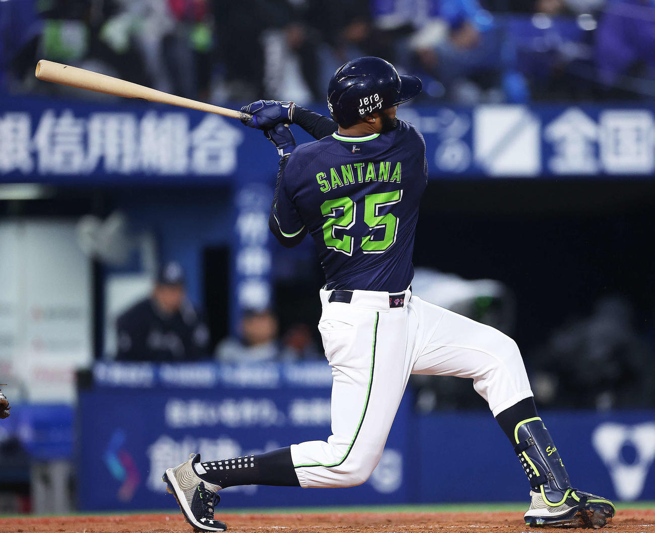 DeNA対ヤクルト　3回表ヤクルト1死一塁、左翼線に放つサンタナ（撮影・河田真司）