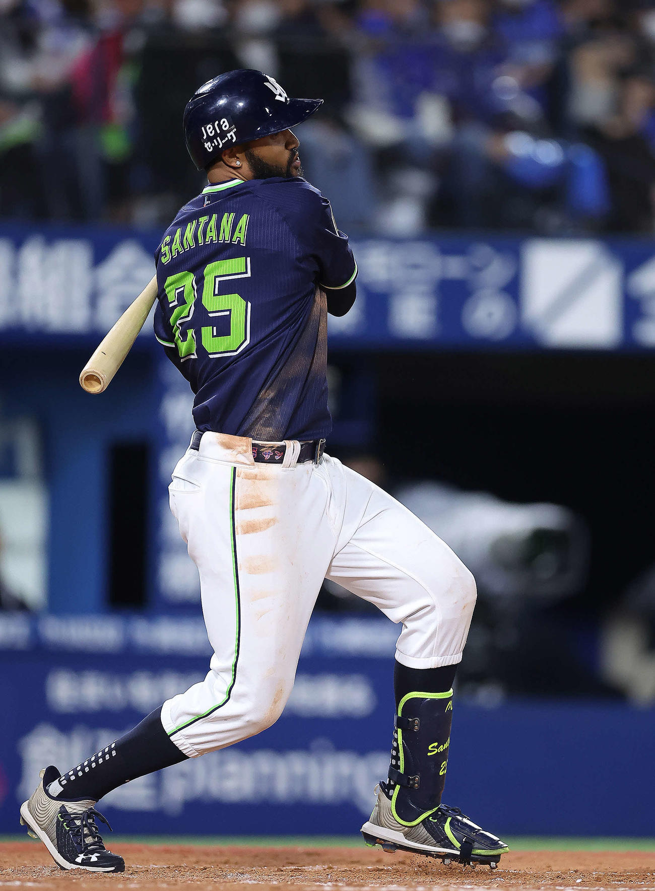 DeNA対ヤクルト　8回表ヤクルト無死、右前打を放つサンタナ（撮影・河田真司）