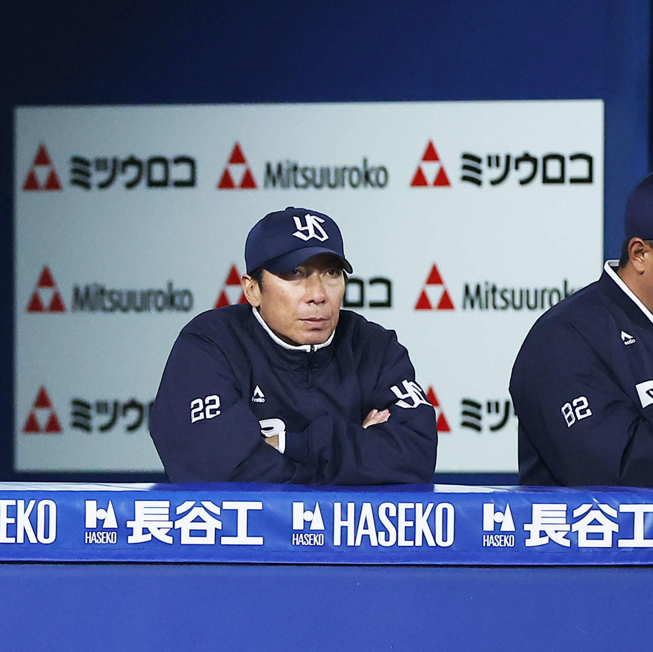 DeNA対ヤクルト　8回表、戦況を見守る高津監督（撮影・河田真司）