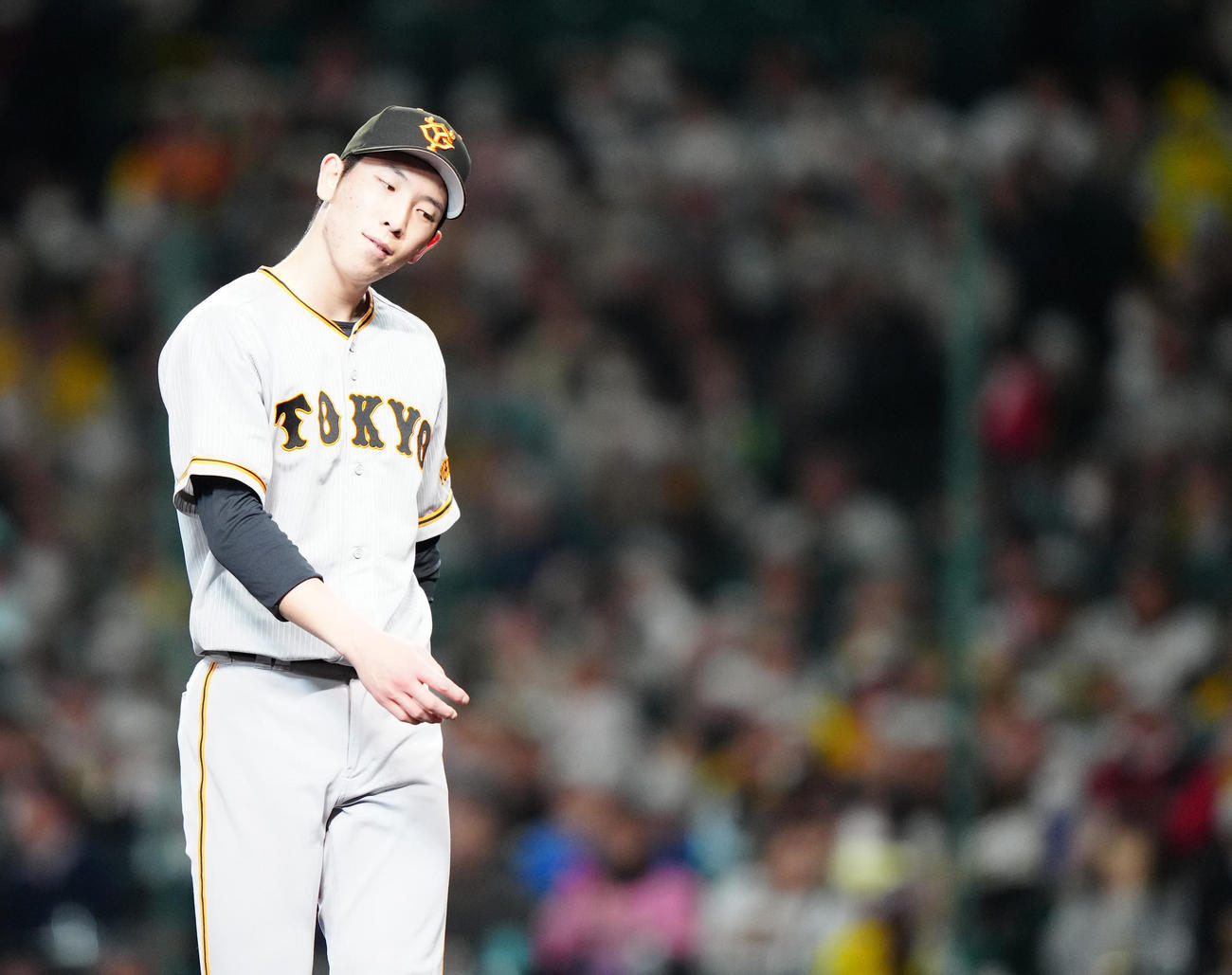 阪神対巨人　5回裏終了後、ベンチに引き揚げる巨人先発の戸郷（撮影・江口和貴）