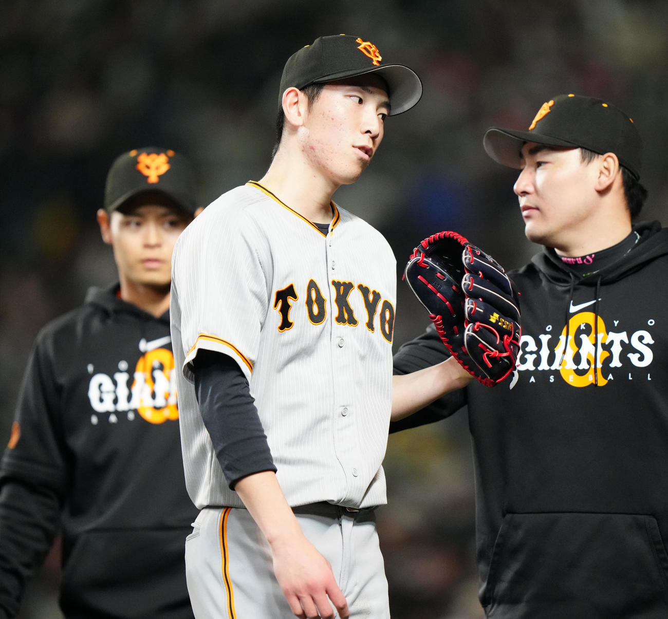 阪神対巨人　5回裏終了後、ベンチに引き揚げる巨人先発の戸郷（中央）（撮影・江口和貴）