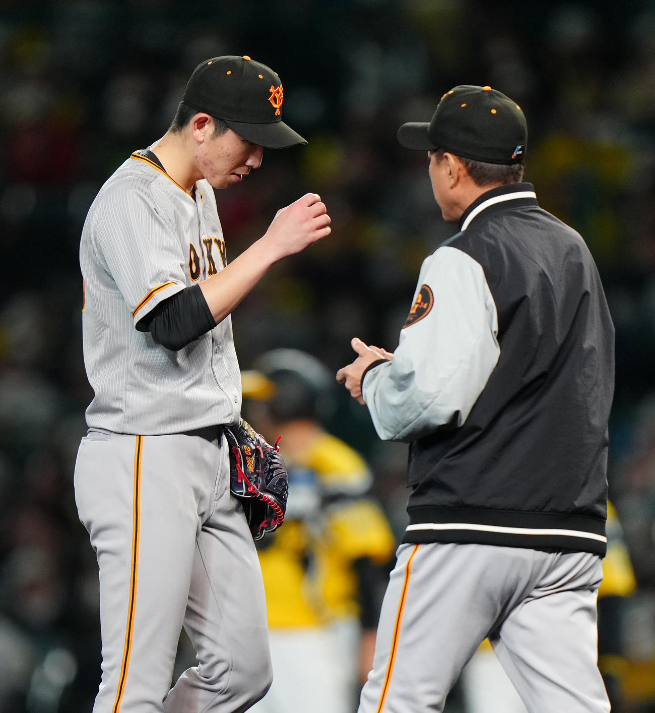 阪神対巨人　7回裏途中で降板する巨人先発の戸郷。右は原監督（撮影・江口和貴）