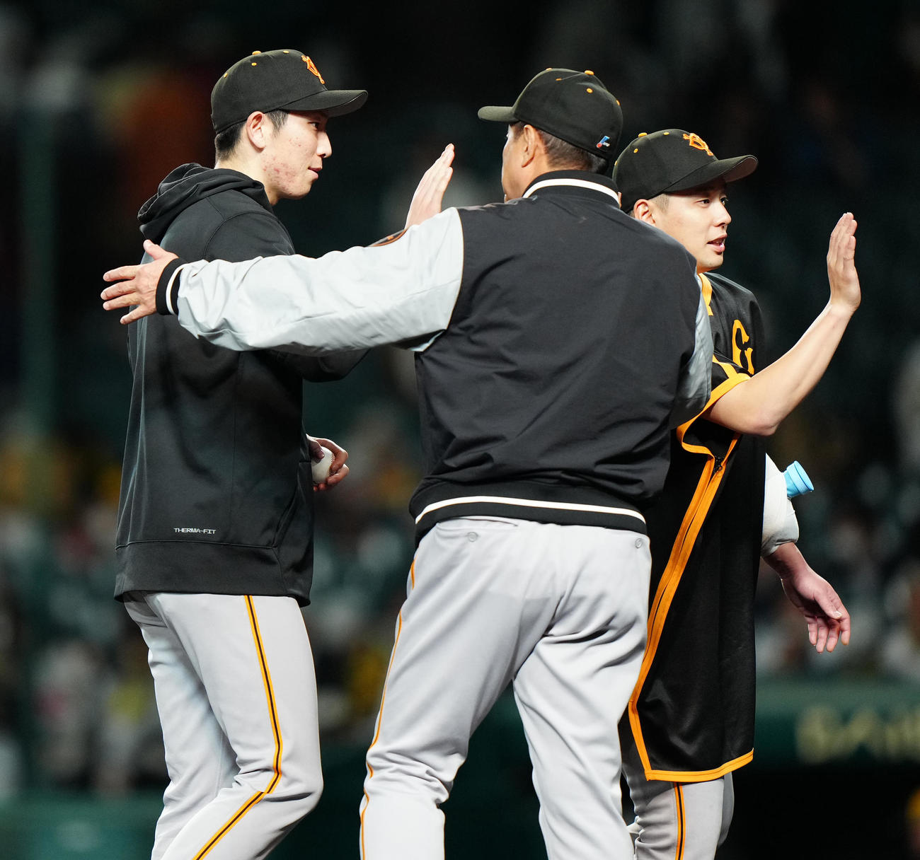 阪神対巨人　試合後、巨人原監督（中央）とタッチを交わす戸郷（左）（撮影・江口和貴）