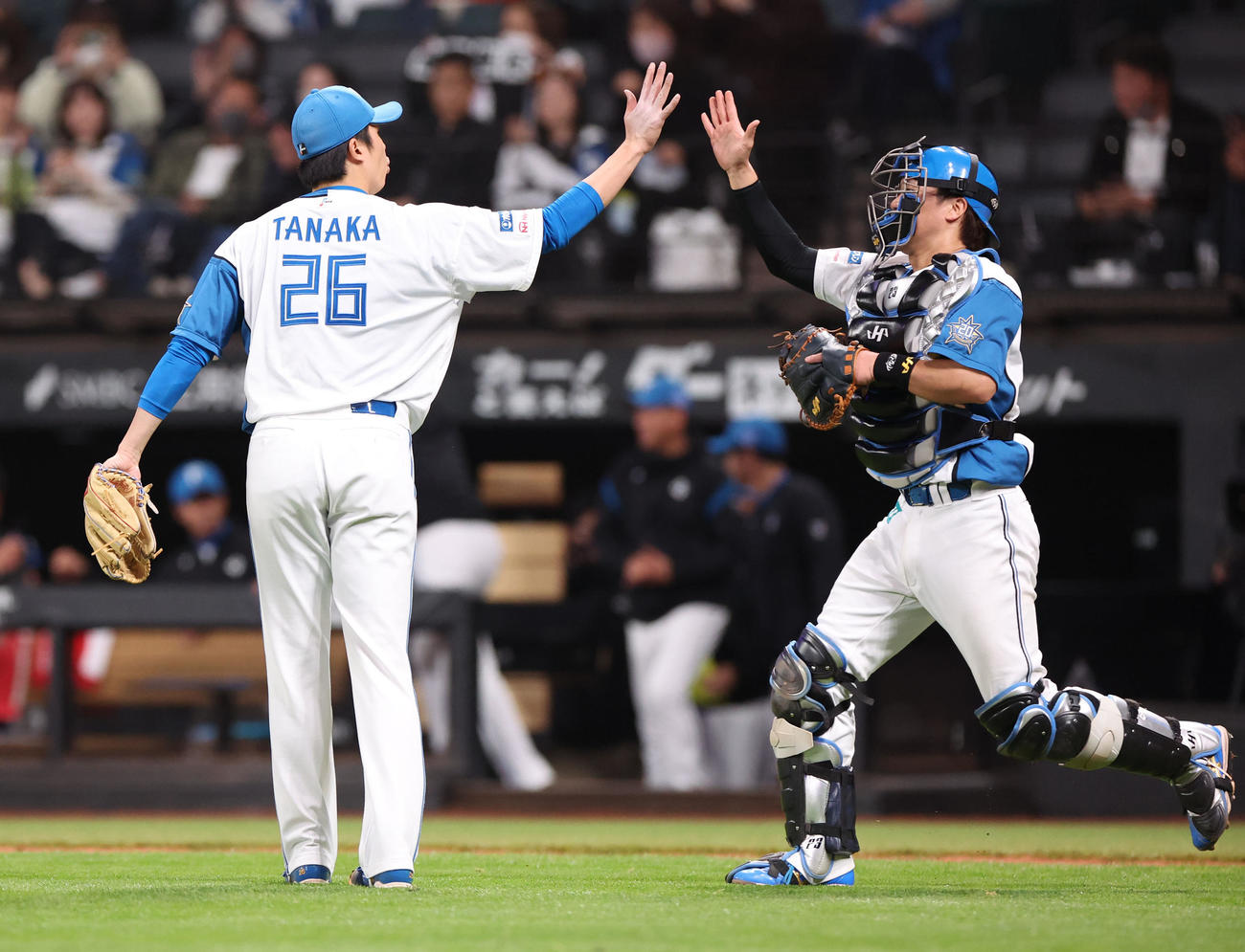 日本ハム対オリックス　プロ初セーブを挙げハイタッチを交わす田中正（左）と伏見（撮影・佐藤翔太）