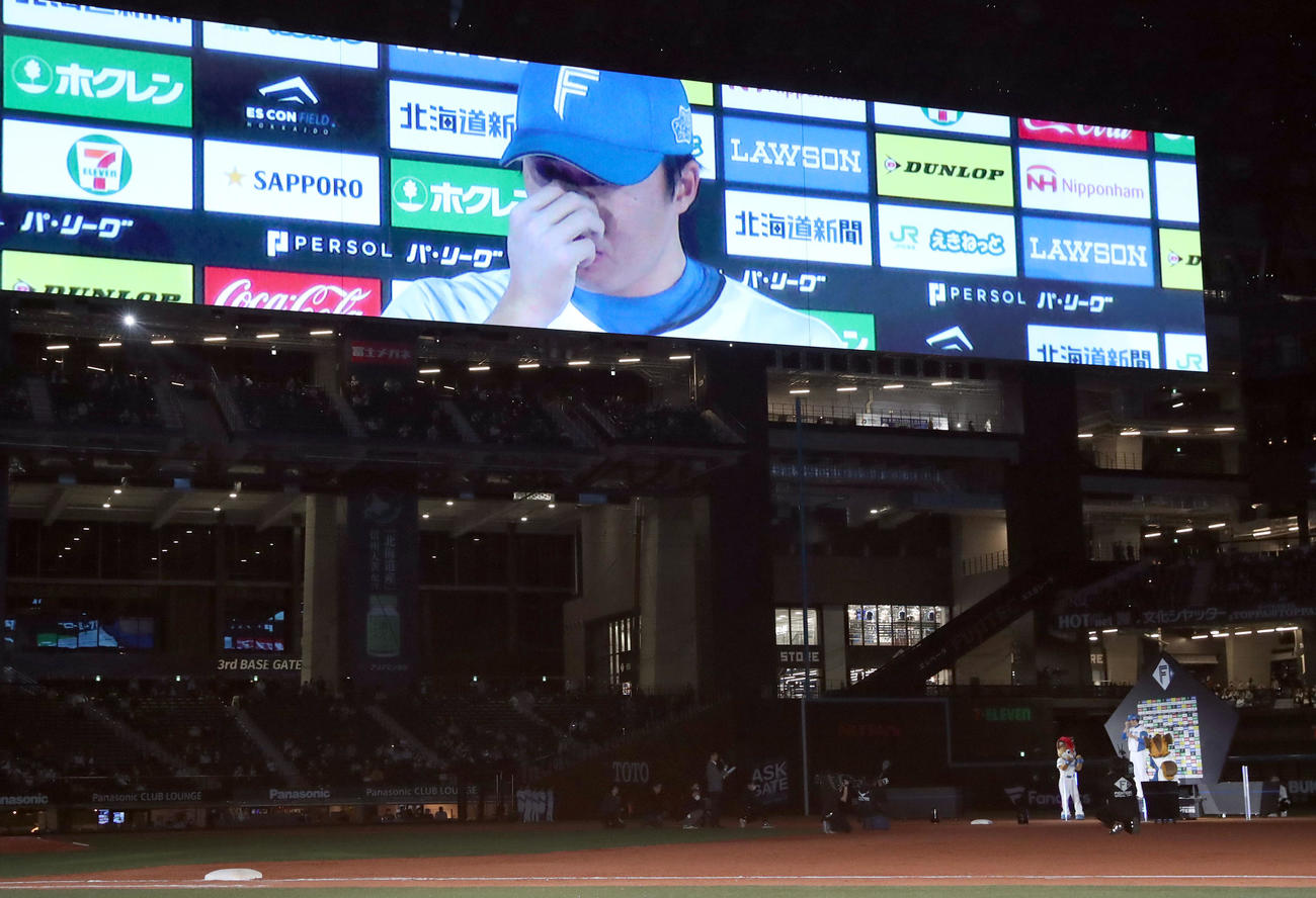 日本ハム対オリックス　プロ初セーブを挙げ、お立ち台で感極まる日本ハム田中正（撮影・佐藤翔太）