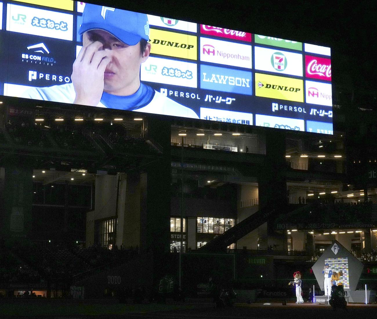 ヒーローインタビューで、涙を拭う日本ハム・田中正（共同）