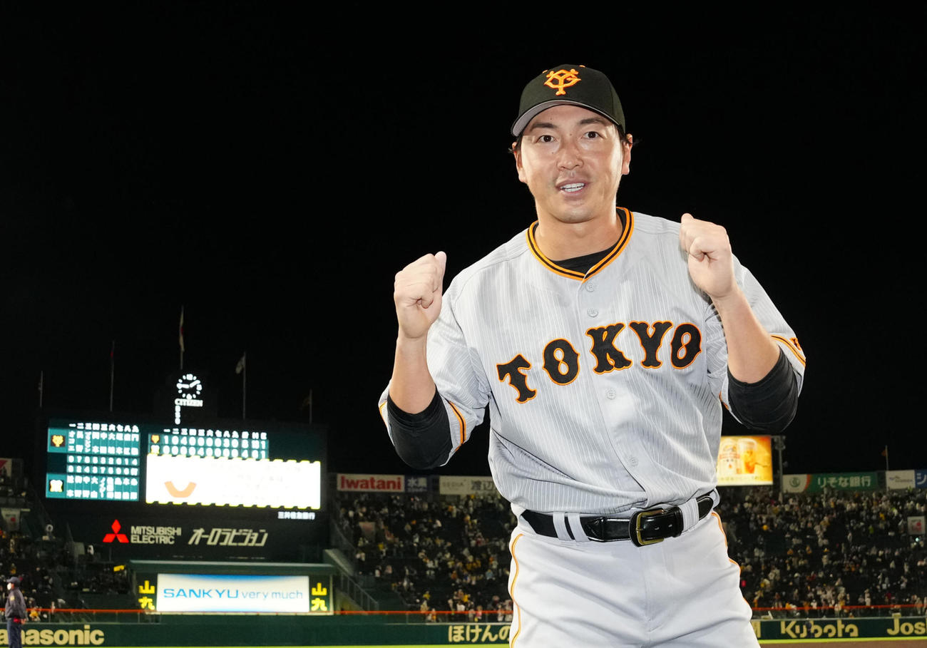 阪神対巨人　試合後、ガッツポーズを見せる巨人長野（撮影・江口和貴）