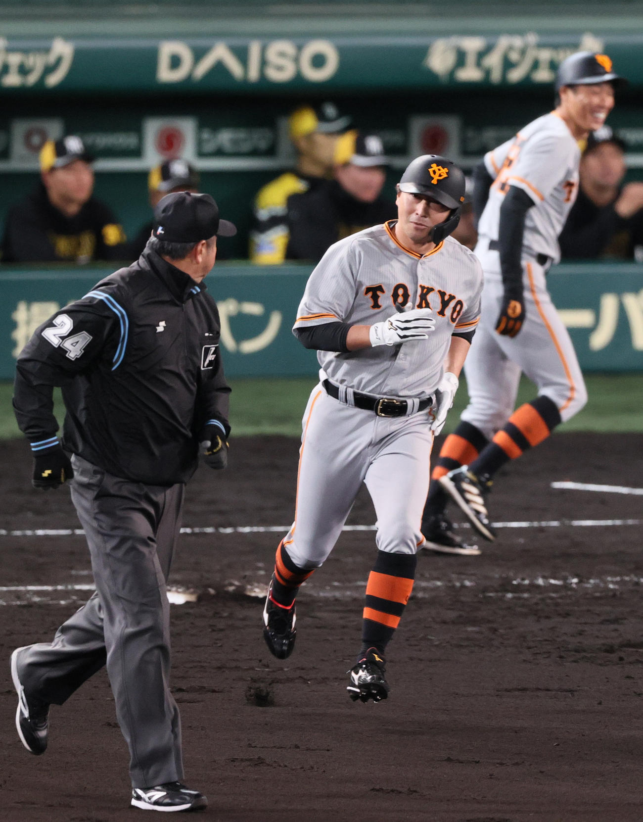 阪神対巨人　8回表巨人1死一、三塁、代打長野（中央）は左越え3点本塁打を放つ（撮影・上山淳一）