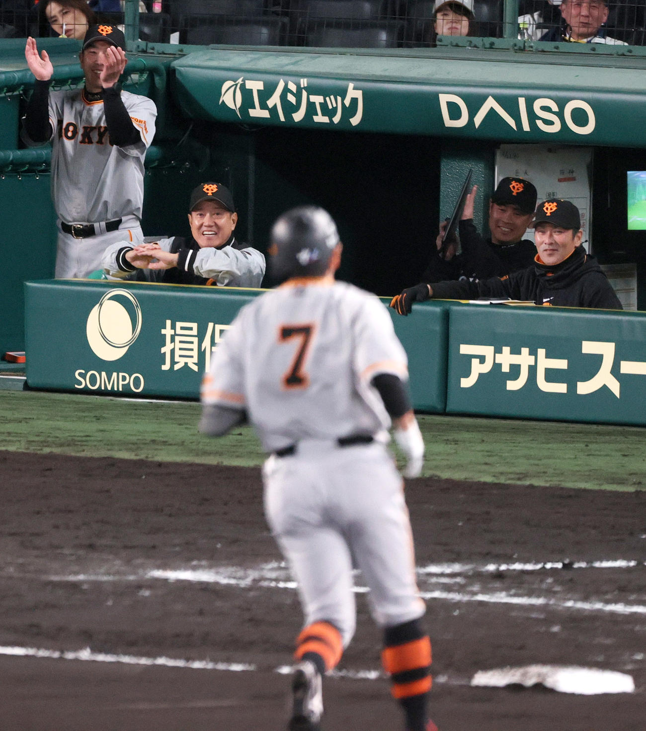 阪神対巨人　8回表巨人1死一、三塁、原監督（左から2人目）は代打長野（手前）が左越え3点本塁打を放ち笑顔を見せる（撮影・上山淳一）