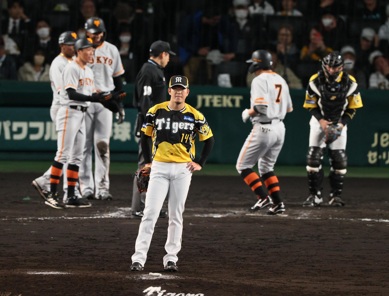 阪神対巨人　8回表巨人1死一、三塁、代打長野に左越え3点本塁打を浴び、厳しい顔をみせるマウンドの岩貞（撮影・上山淳一）
