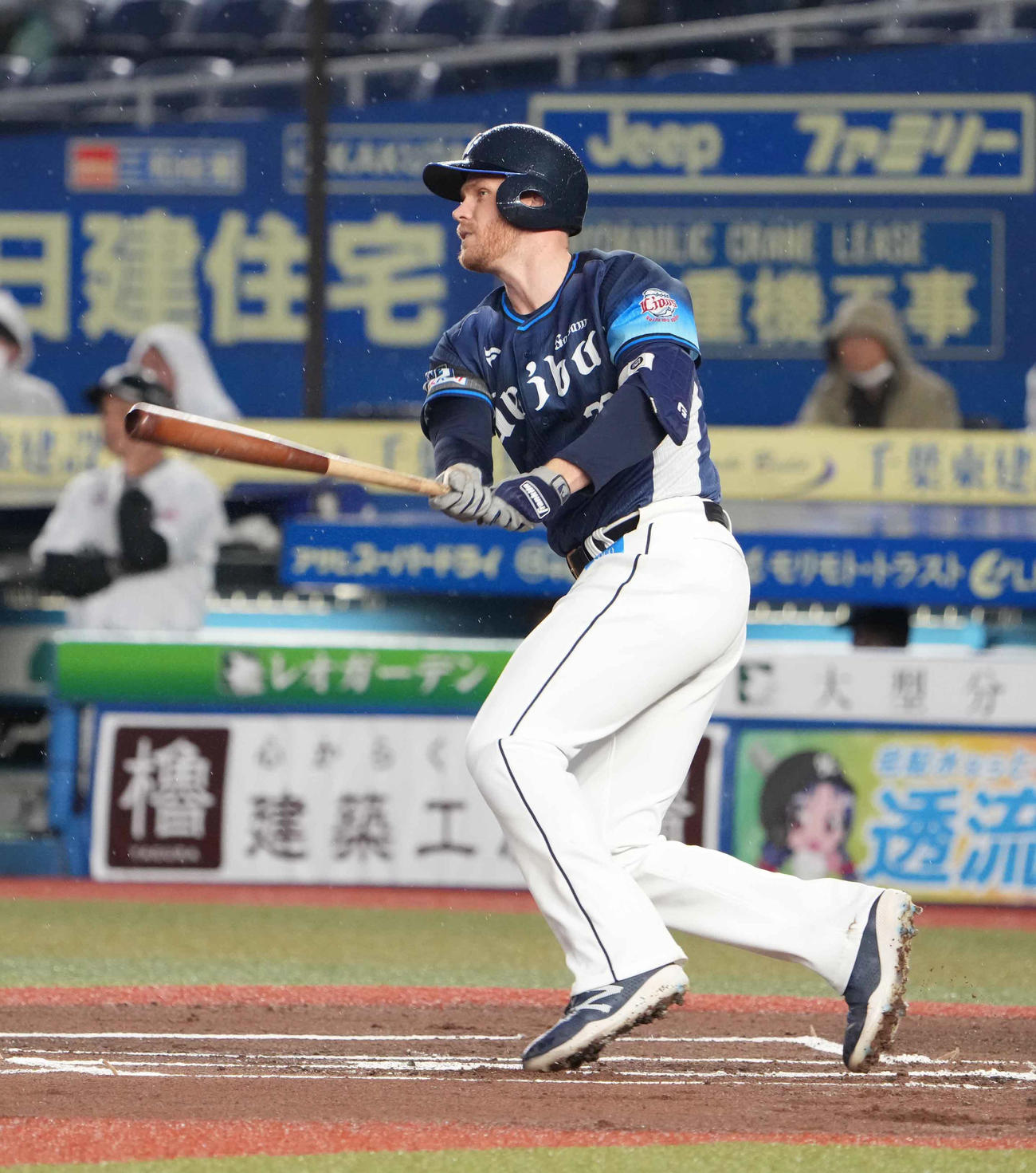 ロッテ対西武　1回表西武2死一、三塁、マキノンは先制の左前適時打を放つ（撮影・小沢裕）