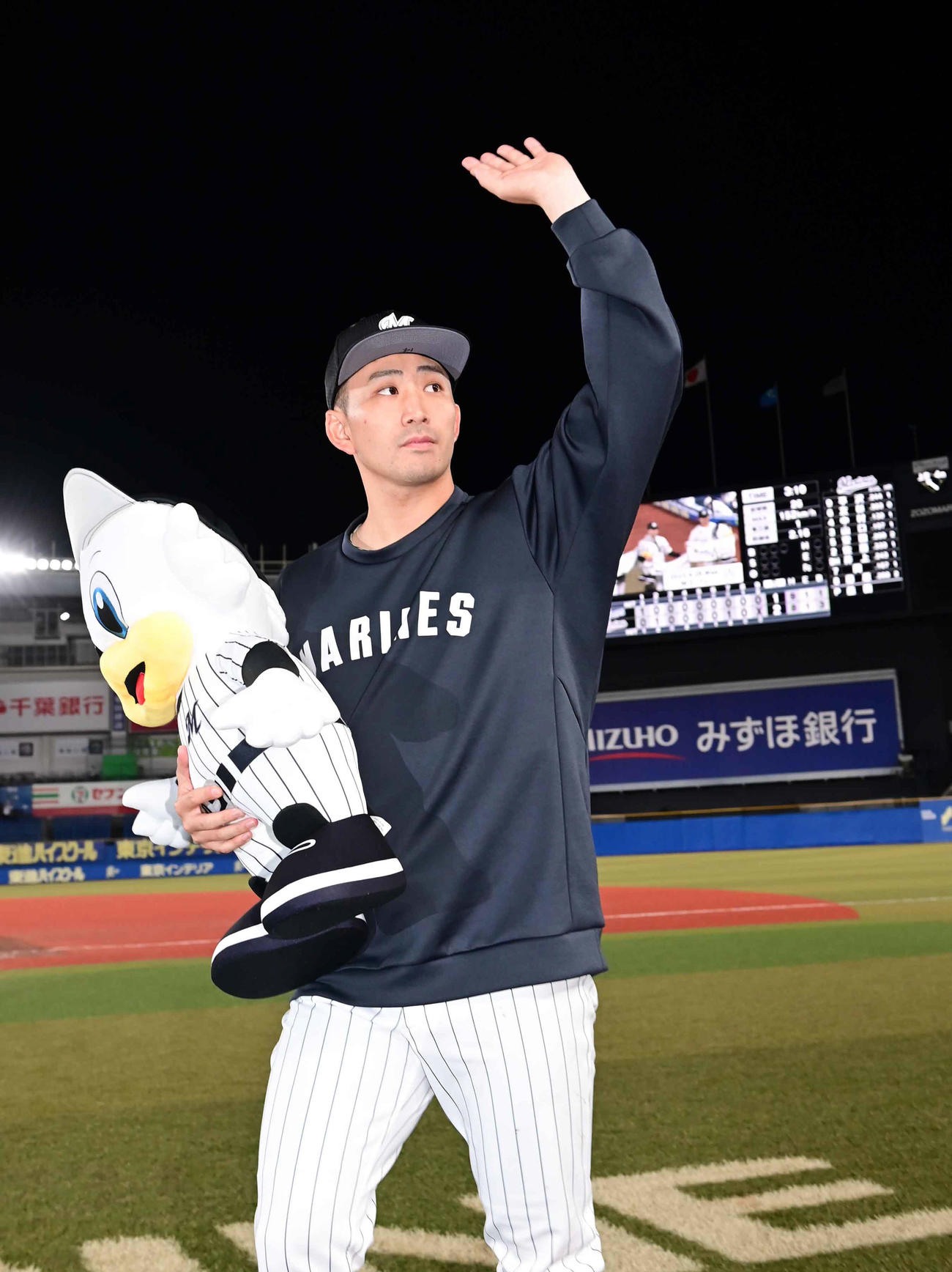 ロッテ対西武　ヒーローインタビューを終え、ファンの声援に応える今季初勝利を挙げたロッテ小島（撮影・小沢裕）