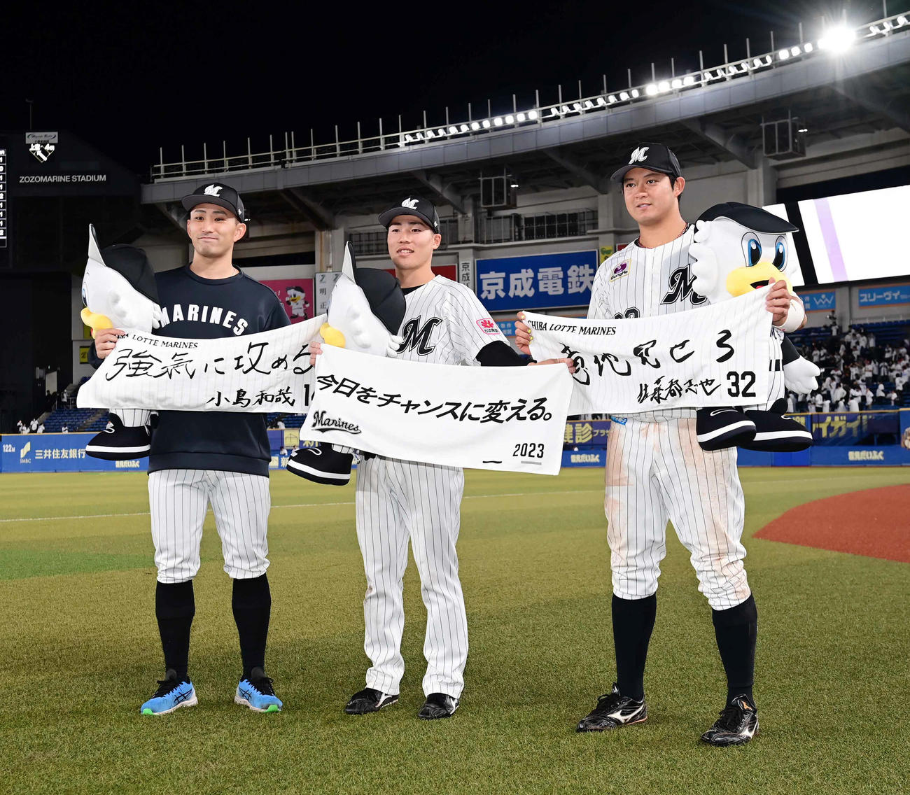 ロッテ対西武　ヒーローインタビューを終え記念撮影に臨むロッテの、左から小島、友杉、佐藤都（撮影・小沢裕）