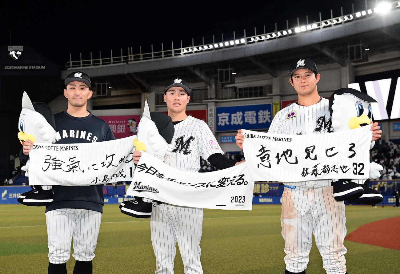 ロッテ対西武　ヒーローインタビューを終え記念撮影に臨むロッテの、左から小島、友杉、佐藤都（撮影・小沢裕）