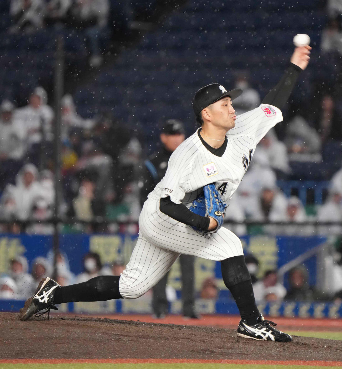 ロッテ対西武　ロッテ先発の小島（撮影・小沢裕）