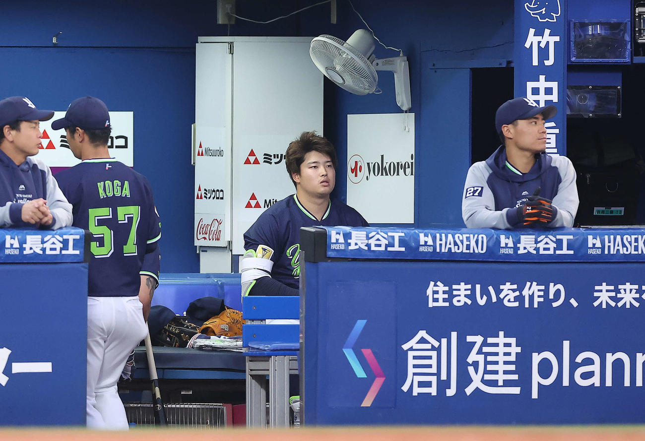 DeNA対ヤクルト　1回表ヤクルト2死二塁、空振り三振に倒れベンチに戻る村上（中央）（撮影・河田真司）
