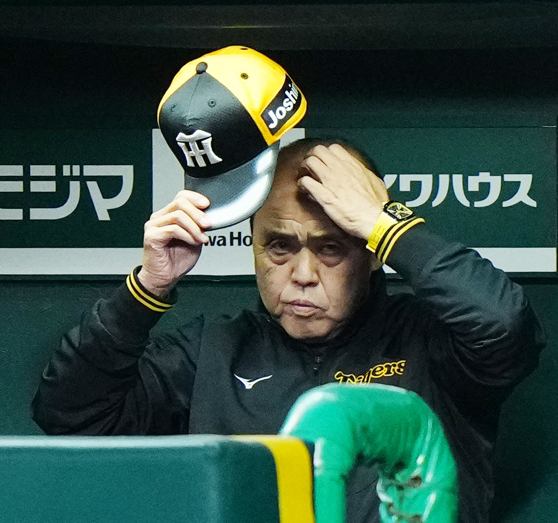 阪神対巨人　3回裏、ベンチで厳しい表情の阪神岡田監督（撮影・江口和貴）