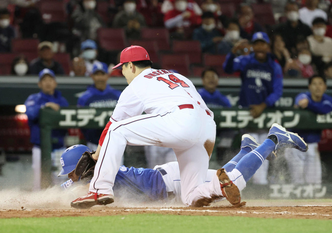 広島対中日　4回表中日2死三塁、打者岡林の時、坂倉が後逸し、木下拓がヘッドスライディングで生還。カバーは大瀬良（撮影・加藤孝規）