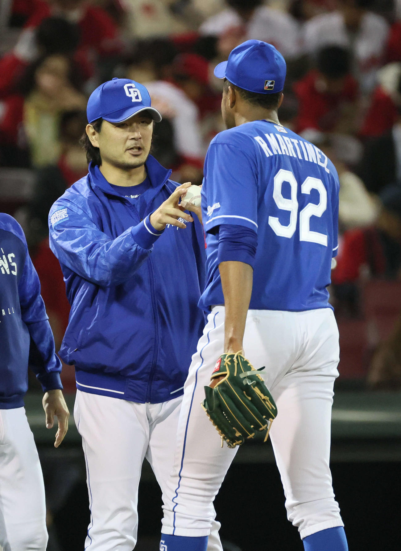 広島対中日　マルティネスからウイニングボールを受け取る涌井（撮影・加藤孝規）
