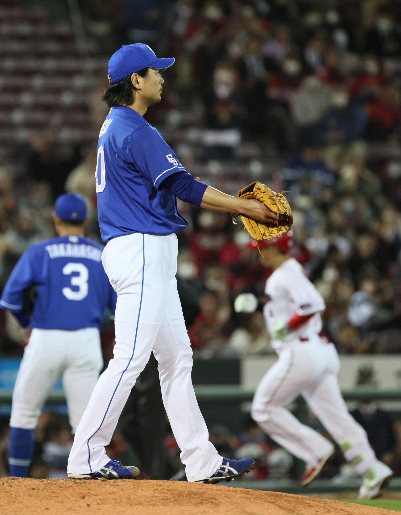 広島対中日　7回裏広島無死、西川に右越え本塁打を浴びた涌井（撮影・加藤孝規）