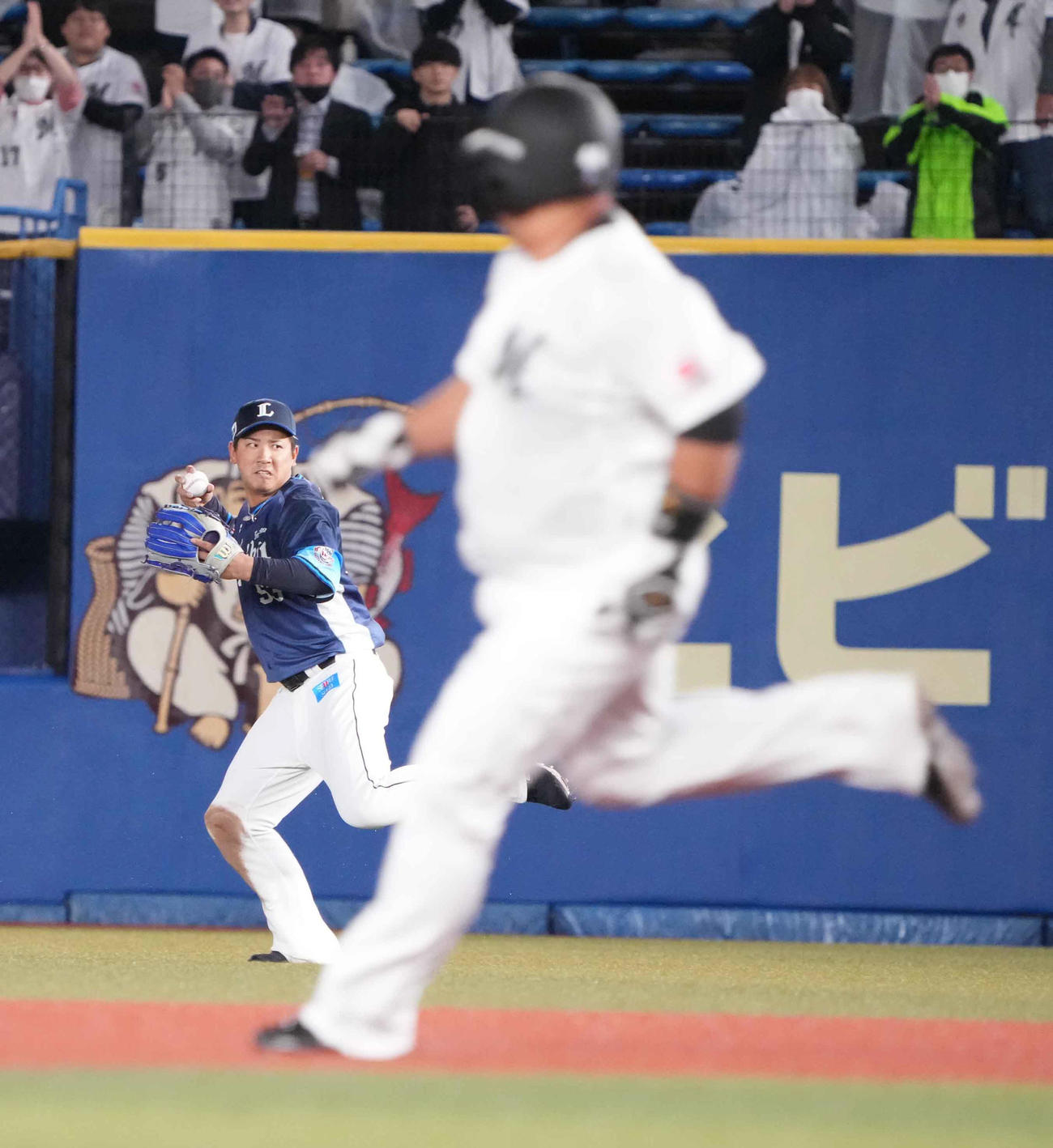 ロッテ対西武　4回裏ロッテ2死一、二塁、田村の打球を捕球した西武右翼手の愛斗（後方）は素早く一塁へ送球して右ゴロとする（撮影・小沢裕）