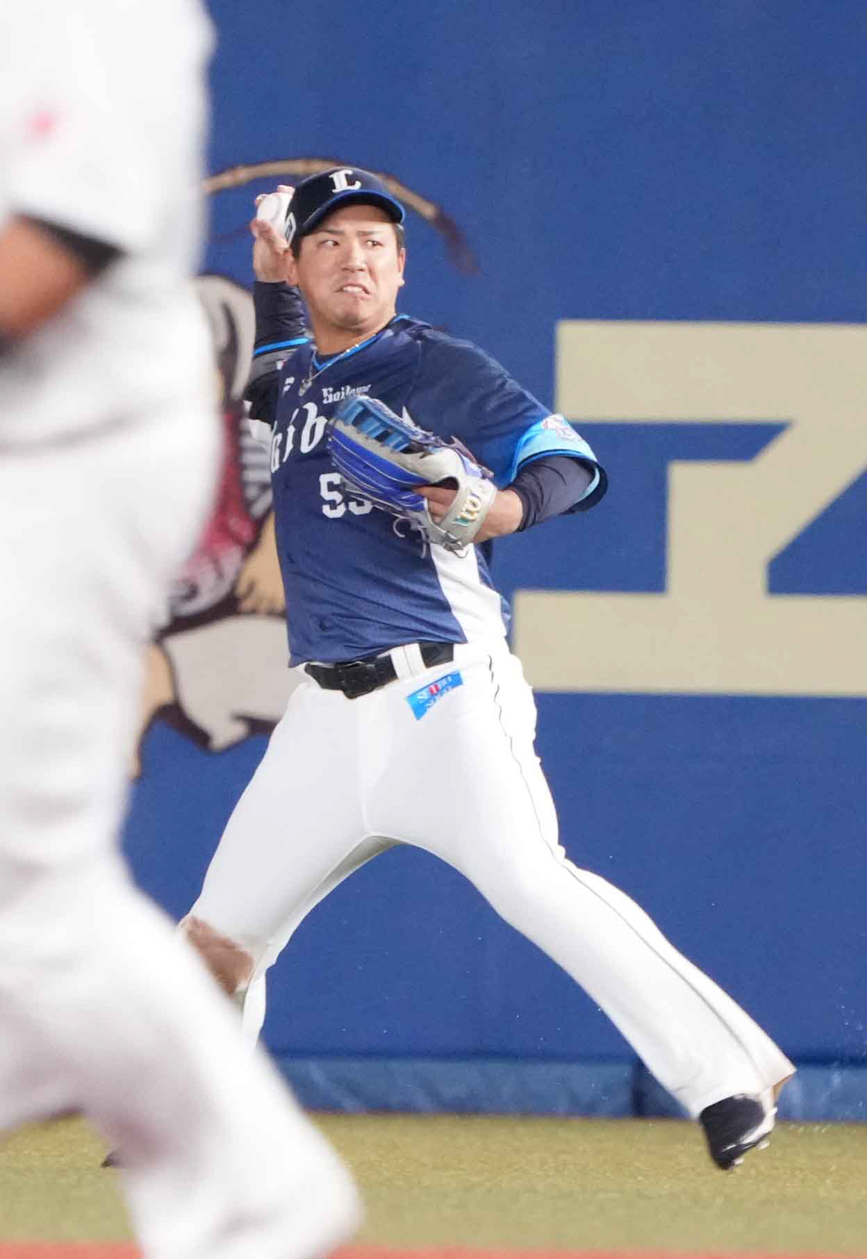 ロッテ対西武　4回裏ロッテ2死一、二塁、田村のヒット性の打球を捕球した西武愛斗右翼手は素早く一塁へ送球しライトゴロとする（撮影・小沢裕）