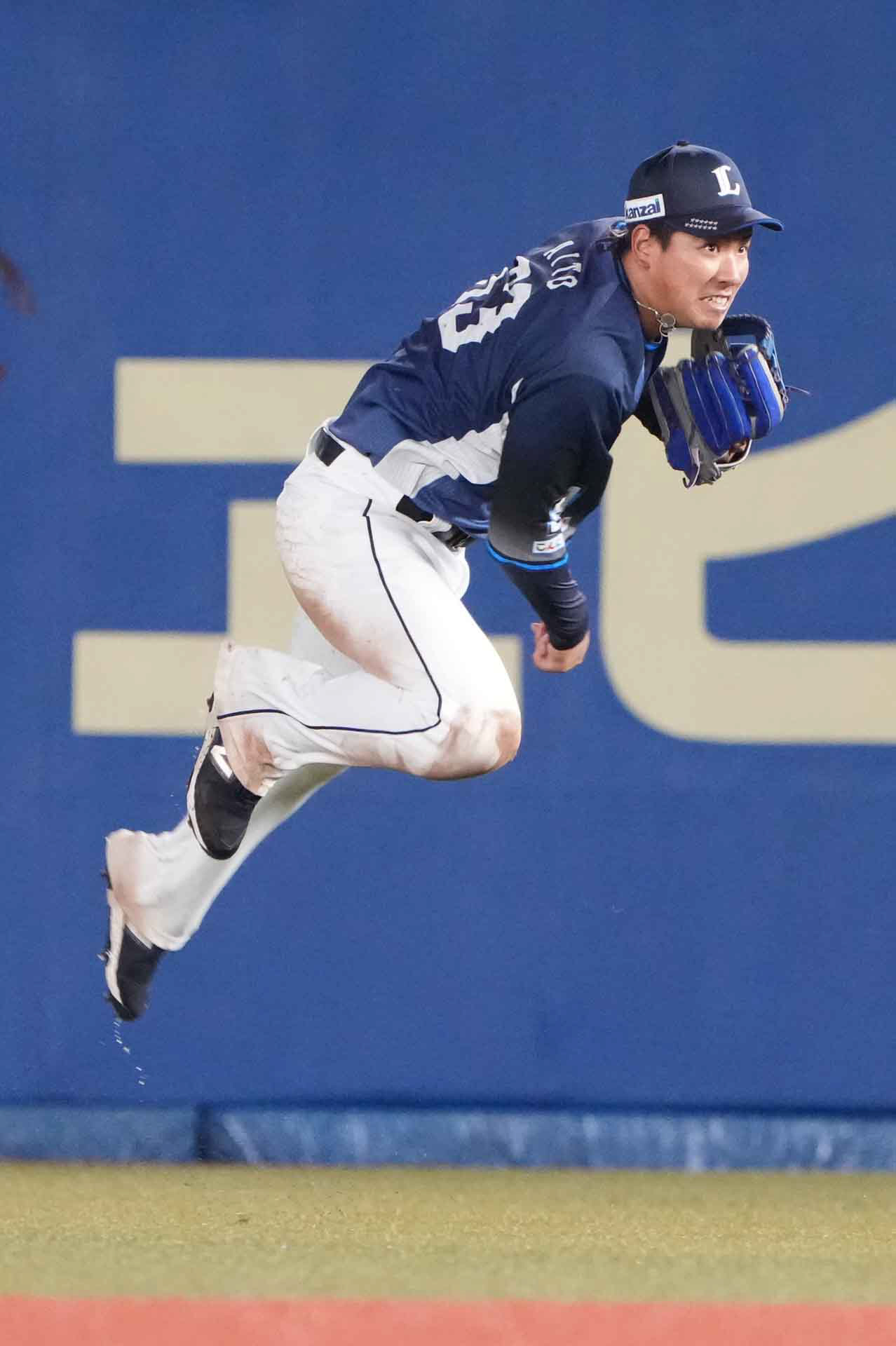 ロッテ対西武　4回裏ロッテ2死一、二塁、田村のヒット性の打球を捕球した西武愛斗右翼手は素早く一塁へ送球しライトゴロとする（撮影・小沢裕）