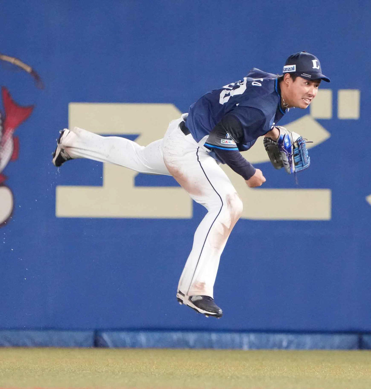 ロッテ対西武　4回裏ロッテ2死一、二塁、田村のヒット性の打球を捕球した西武愛斗右翼手は素早く一塁へ送球しライトゴロとする（撮影・小沢裕）