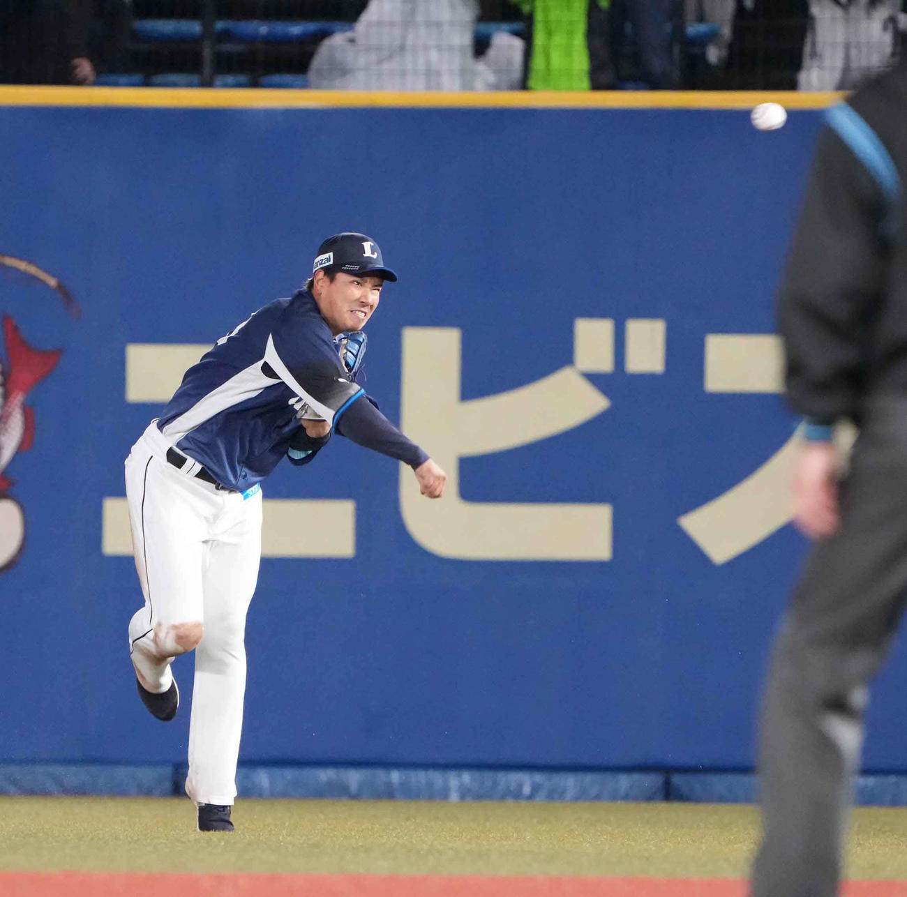 ロッテ対西武　4回裏ロッテ2死一、二塁、田村の打球を捕球した西武右翼手の愛斗は素早く一塁へ送球し右ゴロとする（撮影・小沢裕）