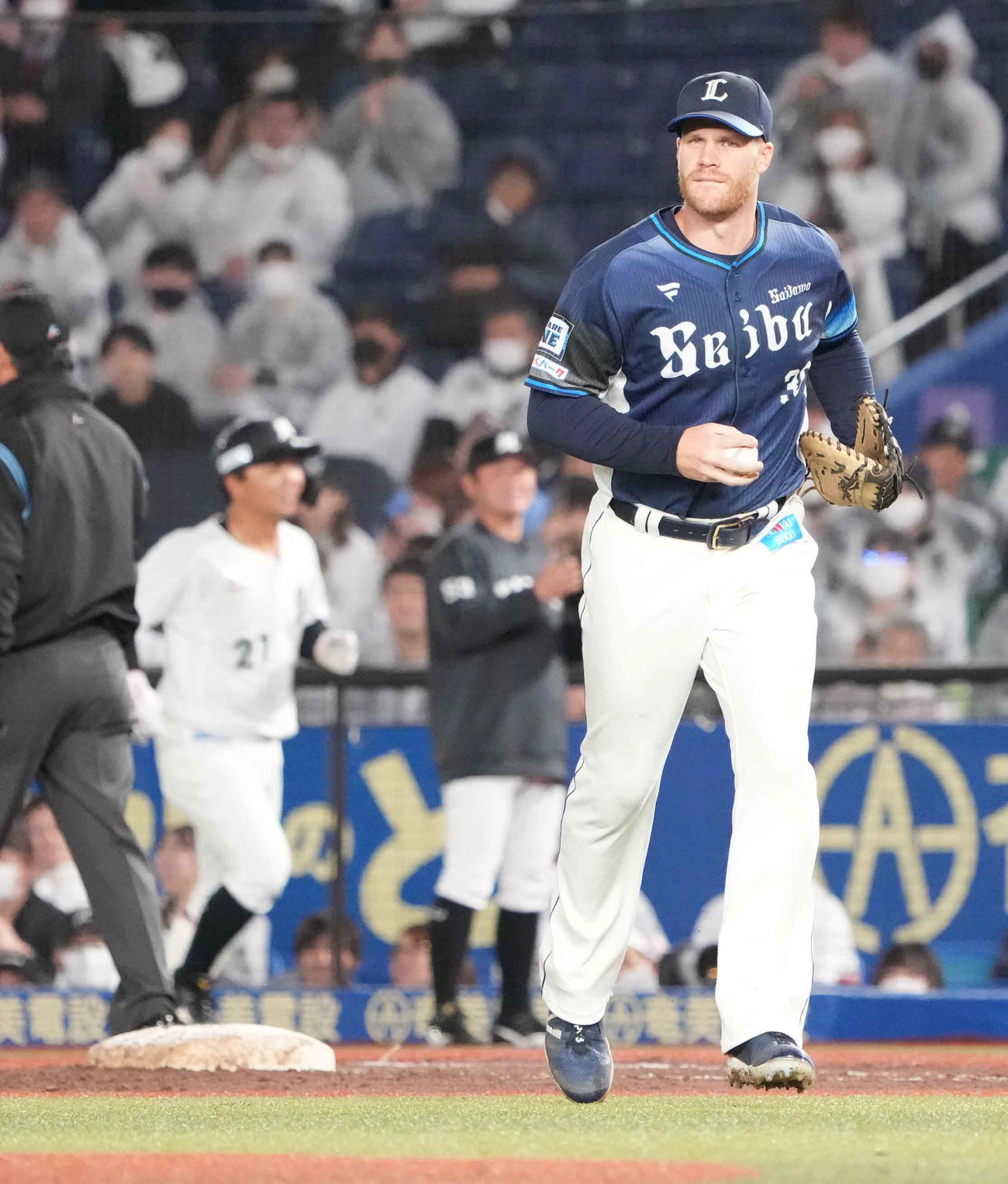 ロッテ対西武　4回裏ロッテ2死一、二塁、田村（左奥）はライトゴロに倒れる。右は西武マキノン一塁手（撮影・小沢裕）