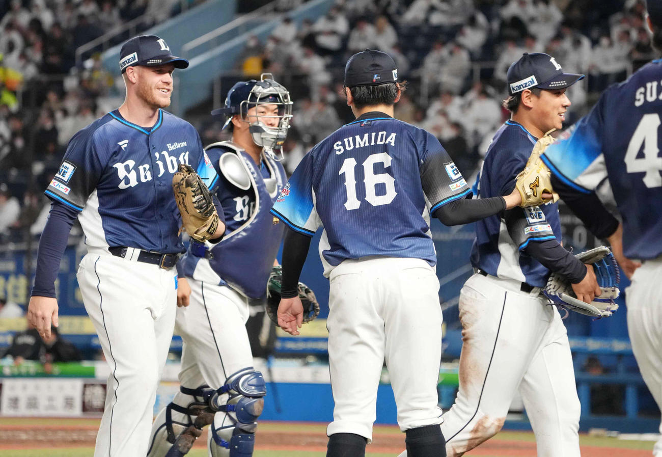 ロッテ対西武　4回裏ロッテ2死一、二塁、田村龍弘をライトゴロに仕留めた愛斗（右）はナインの祝福を受ける（撮影・小沢裕）