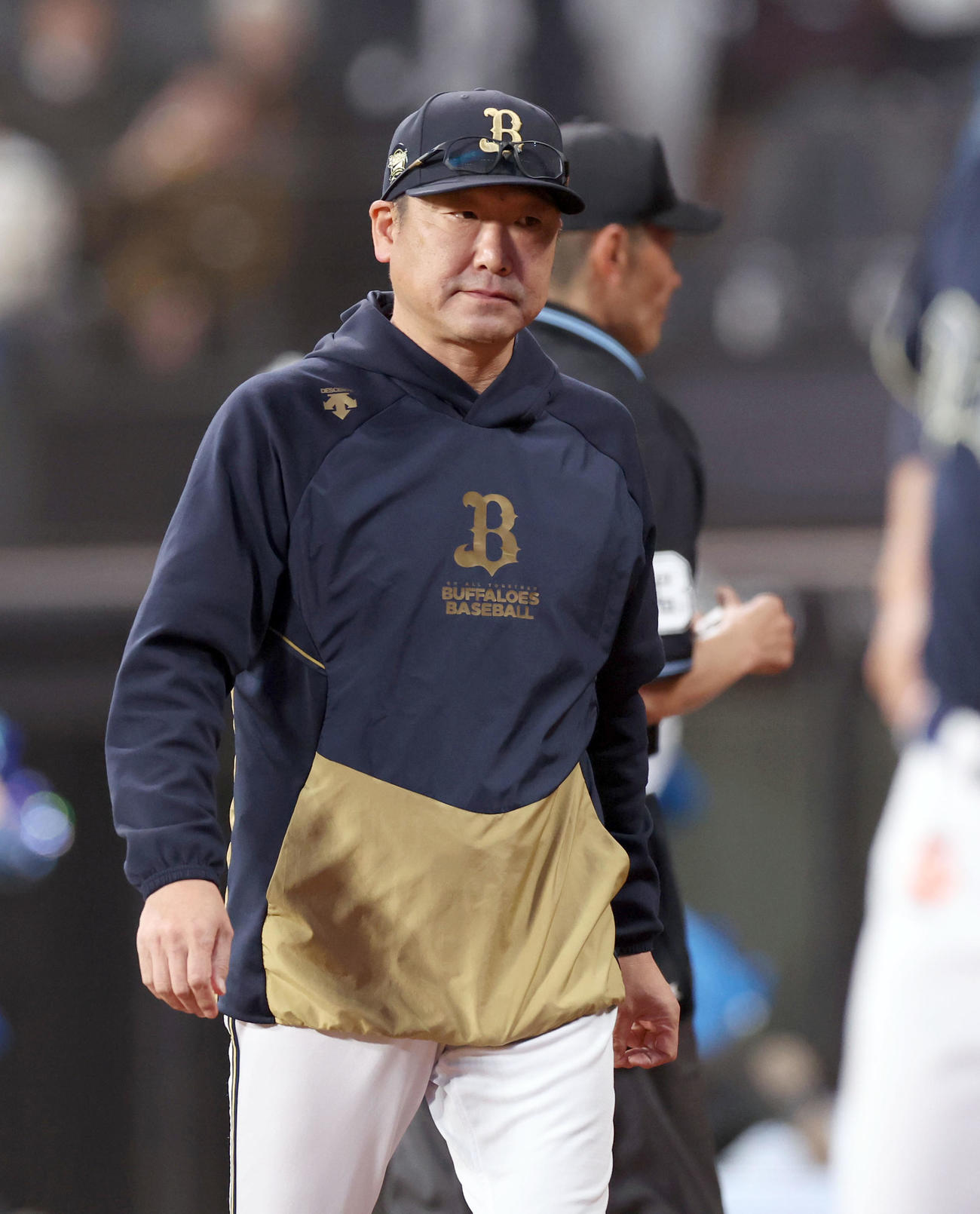日本ハム対オリックス　選手交代を告げるオリックス中嶋監督（撮影・佐藤翔太）