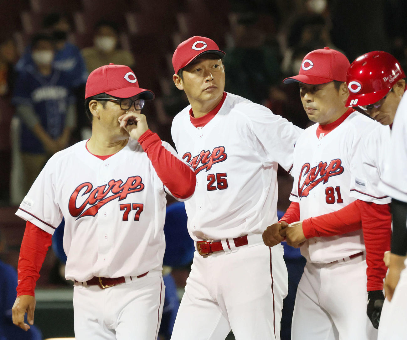 広島対中日　敗れた広島新井監督（中央）（撮影・加藤孝規）