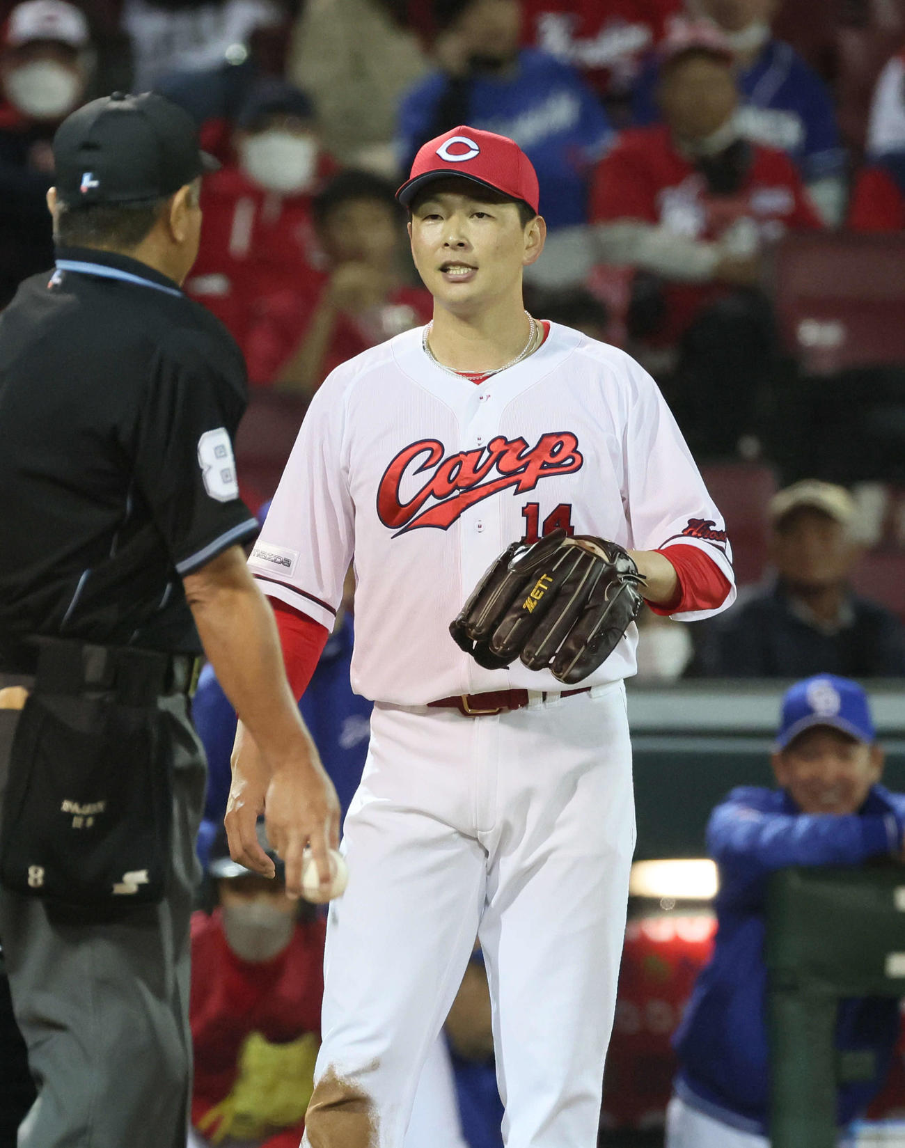 広島対中日　4回表中日2死三塁、打者岡林の時、坂倉が後逸し、木下拓がヘッドスライディングで生還。勝ち越された大瀬良（撮影・加藤孝規）