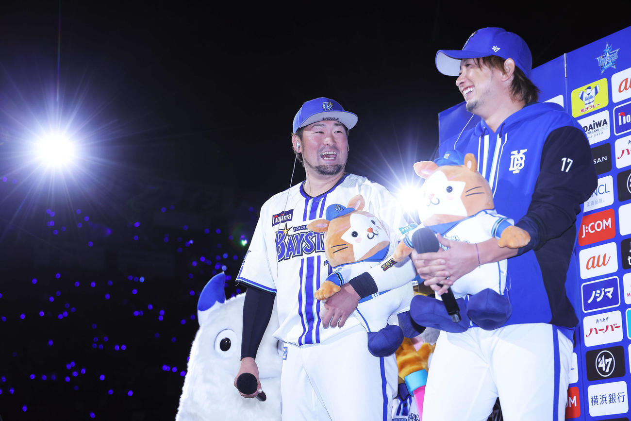 DeNA対ヤクルト　ヤクルトに勝利し、お立ち台で笑顔を見せるDeNA戸柱（左）と勝利投手の三嶋（撮影・河田真司）