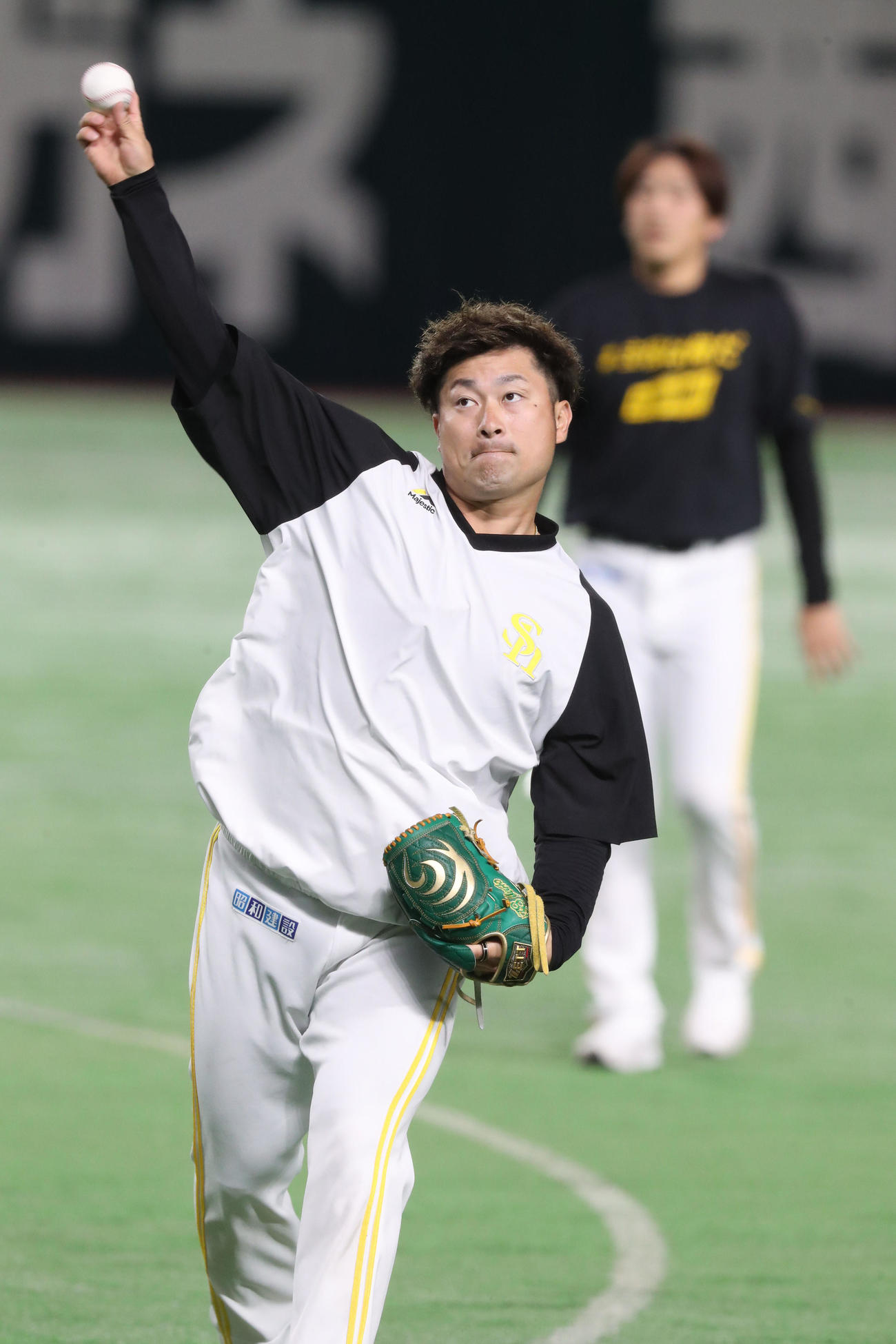 24日、キャッチボールで調整するソフトバンク森（撮影・梅根麻紀）
