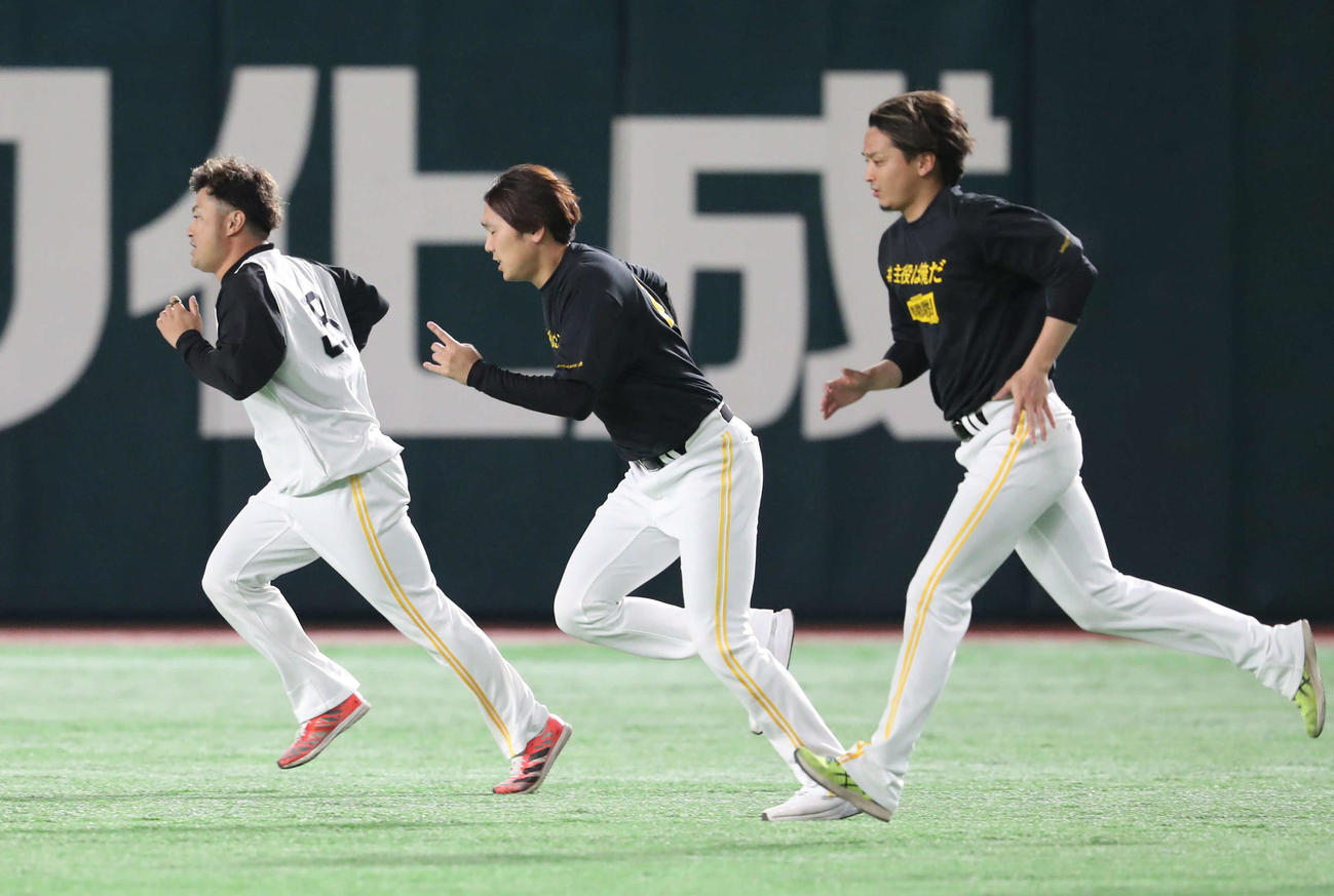 24日、ランニングする左から森、石川、東浜（撮影・梅根麻紀）