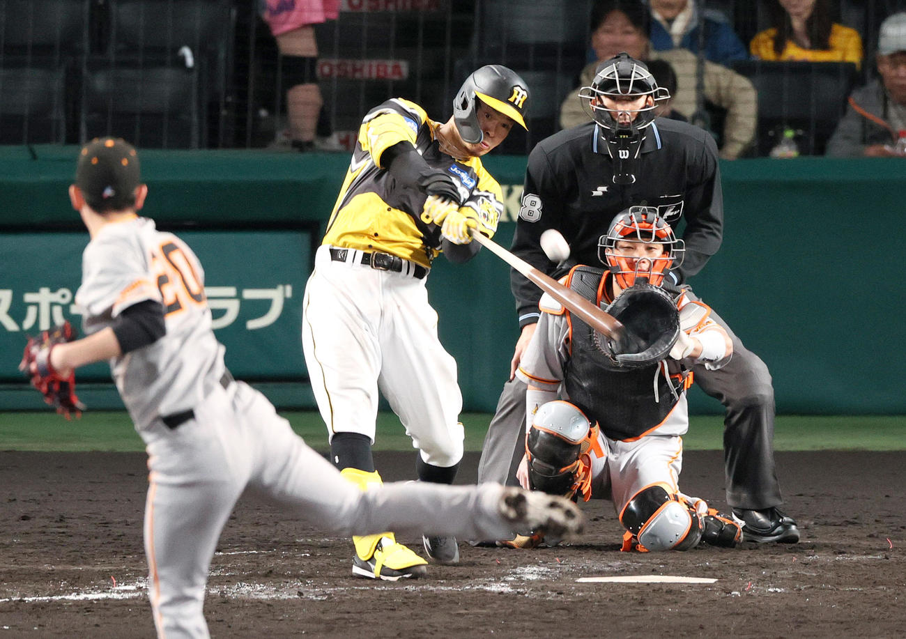 5回裏阪神無死、佐藤輝は戸郷から右越え1号ソロを放つ（撮影・上山淳一）