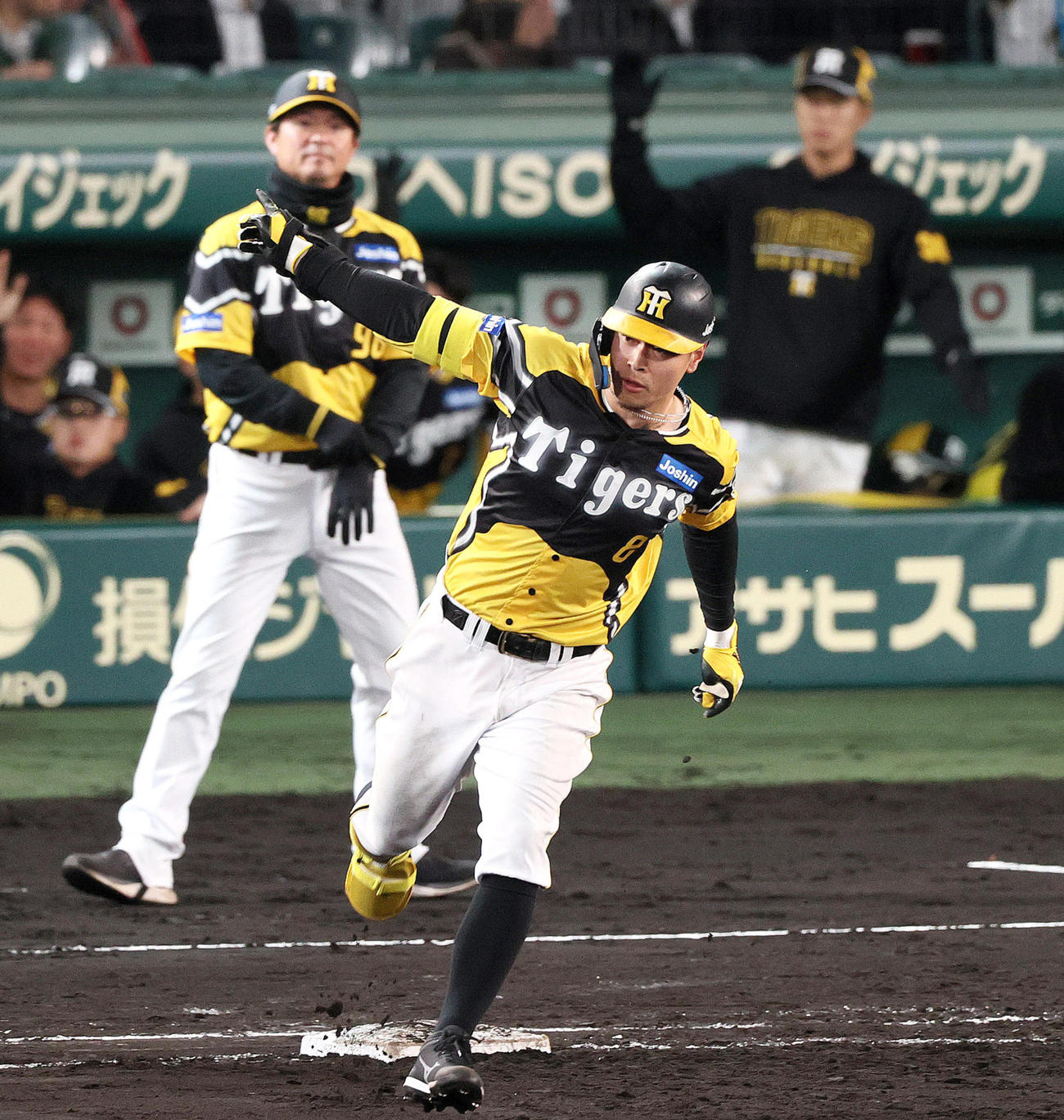 5回裏阪神無死、佐藤輝（手前）は本塁打を放ちダイヤモンドを1周する（撮影・上山淳一）