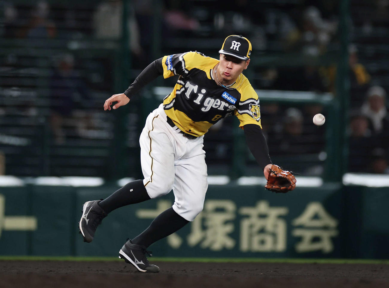 8回表巨人1死二塁、オコエの打球をはじく佐藤輝（撮影・前田充）
