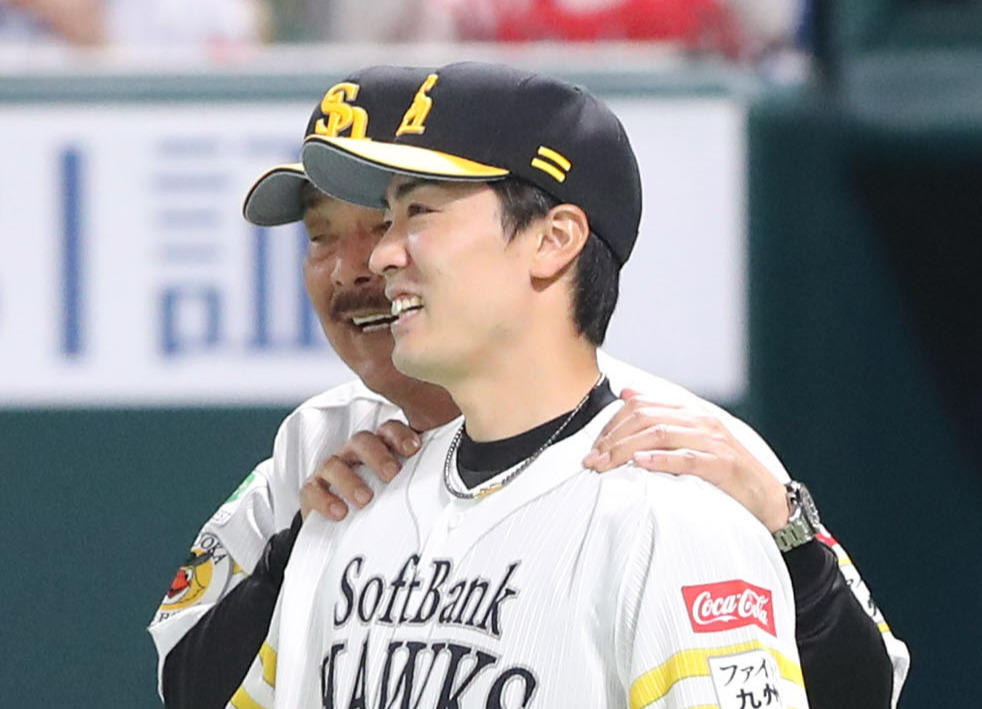 勝利投手となった和田は藤本監督（奥）に肩をもまれる（撮影・梅根麻紀）