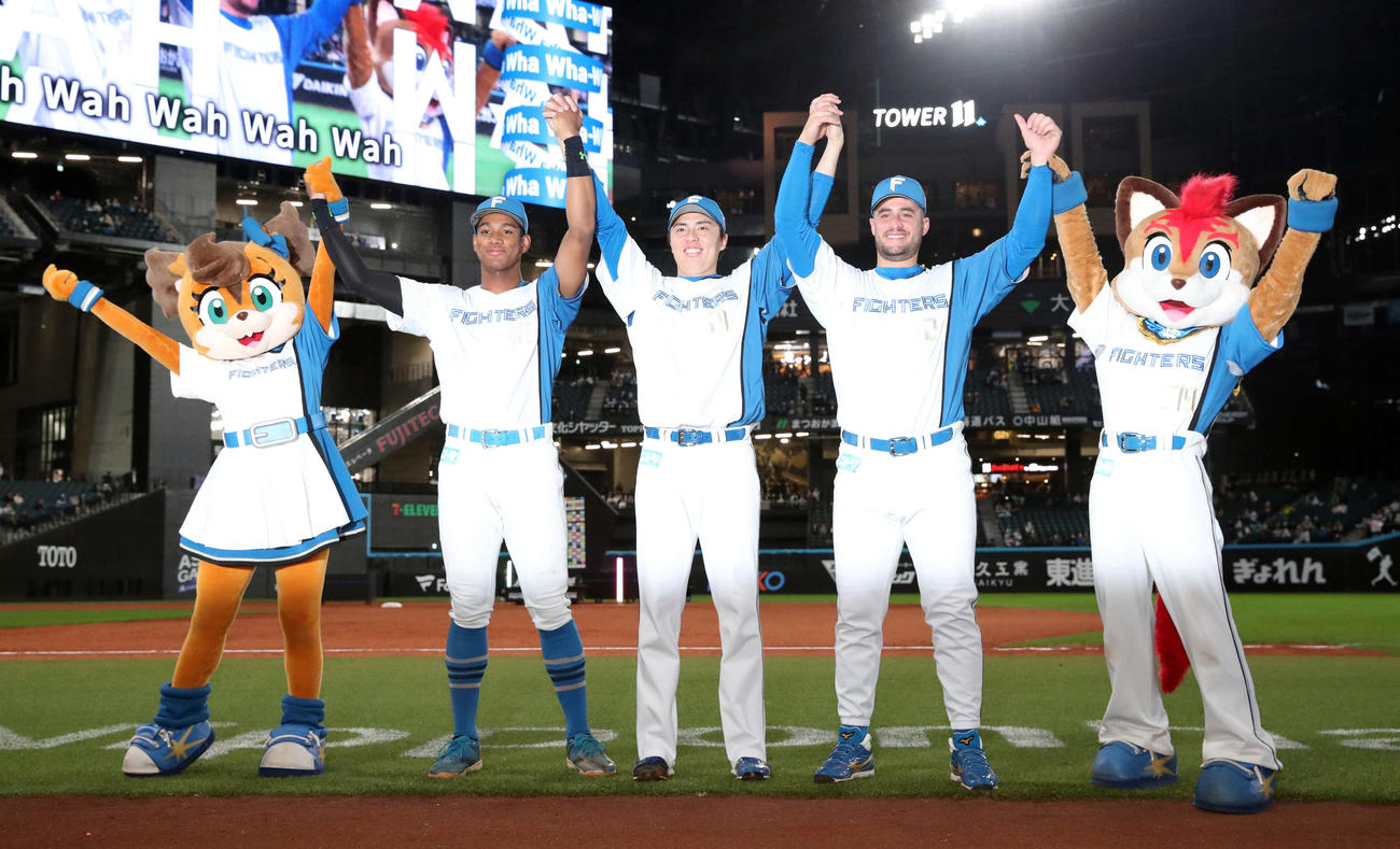 試合終了後、記念撮影をする左から日本ハム万波、田中正、マルティネス（撮影・佐藤翔太）