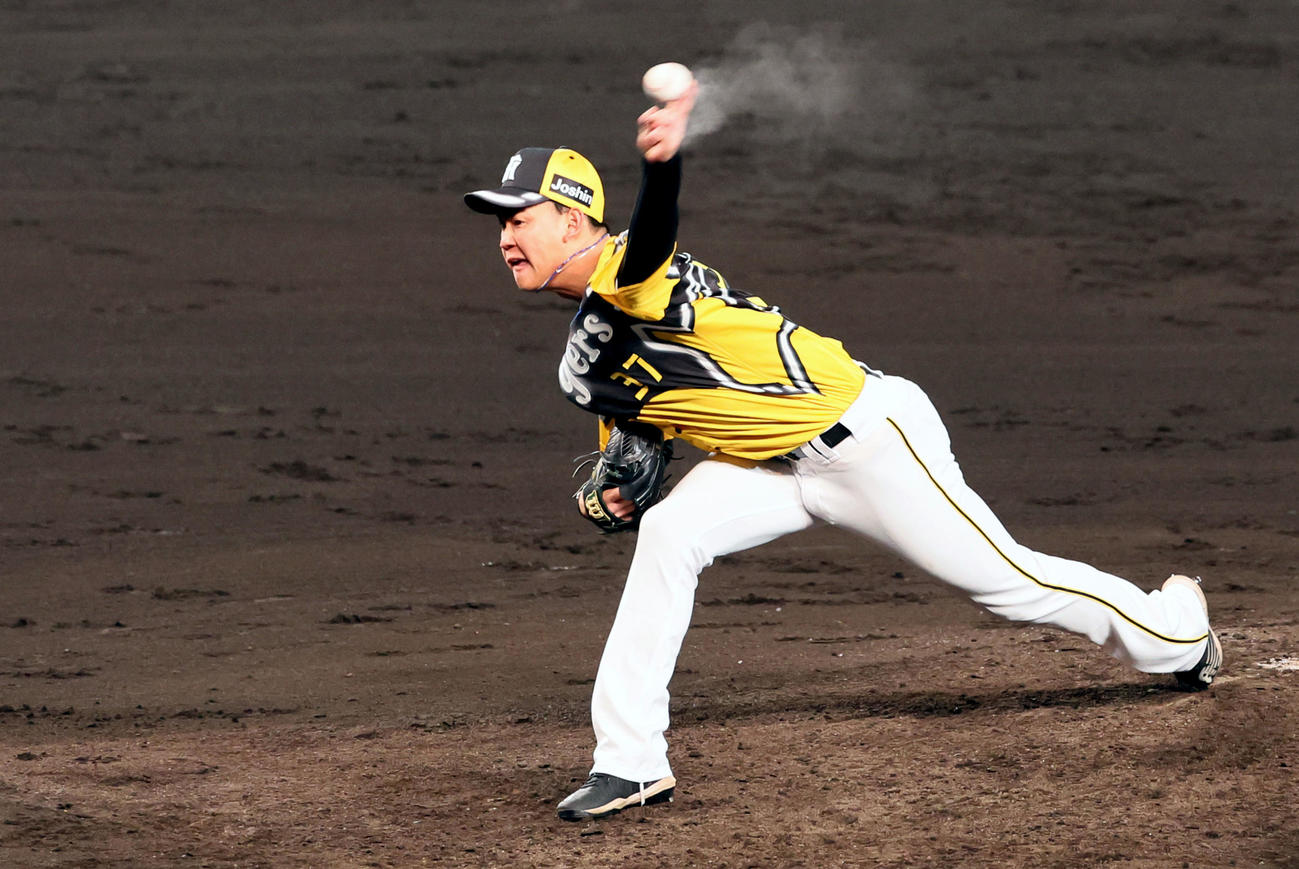 阪神2番手で登板する及川（撮影・加藤哉）