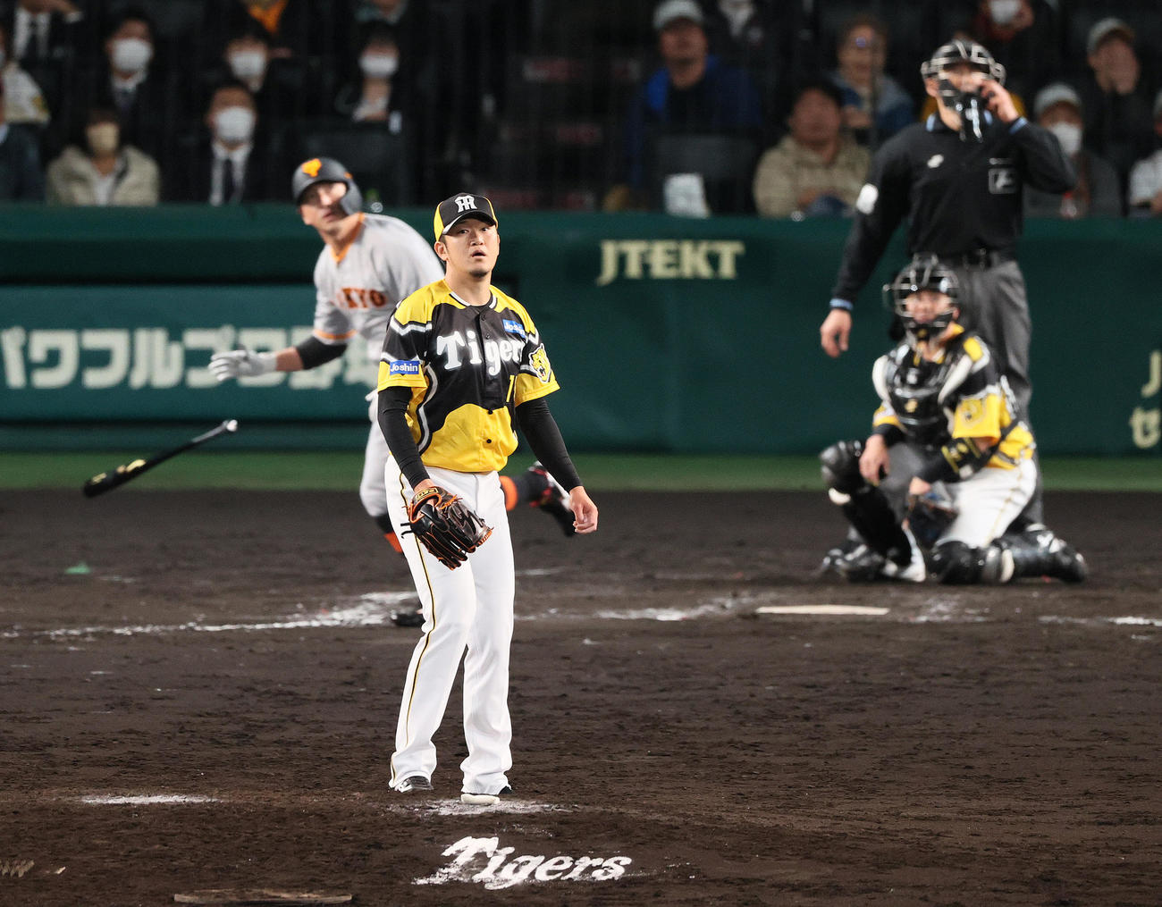 8回表巨人1死一、三塁、岩貞（手前）は代打長野に左越え3点本塁打を浴びる（撮影・上山淳一）