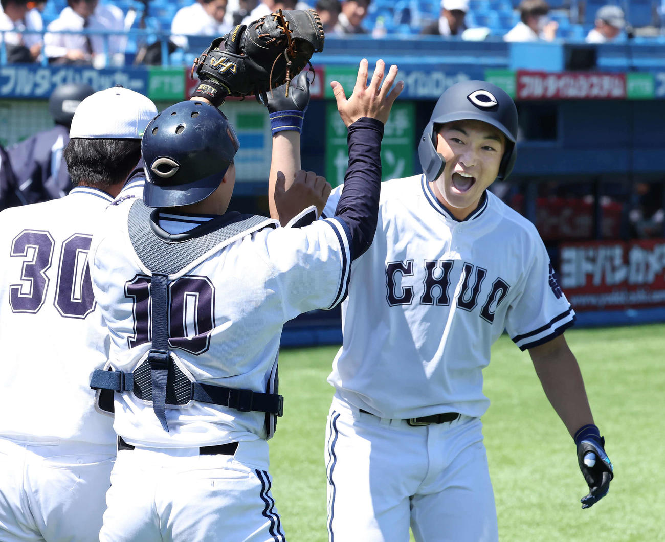 東都大学リーグ　駒大対中大　4回裏中大2死二塁、桜井は右越えに同点本塁打を放ってナインの祝福を受ける（撮影・丹羽敏通）